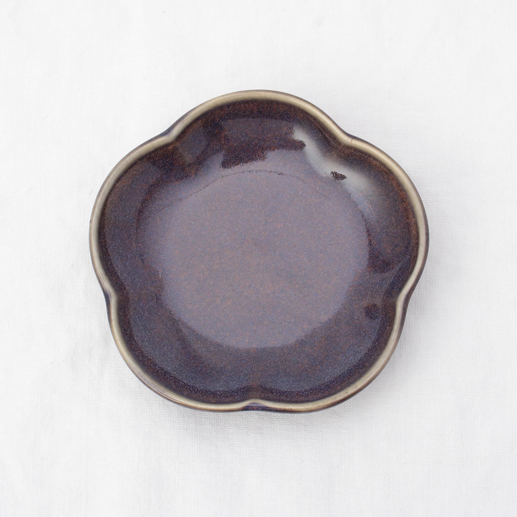 212 KITCHEN STORE「ケイプ 梅形小皿 レーズンブラウン」|食器・キッチングッズ|