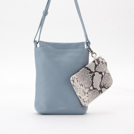 銀座かねまつ「S22451OTH　【本革】ミニショルダーバッグ」|ポーチ|ブルー&times;３色コンビ