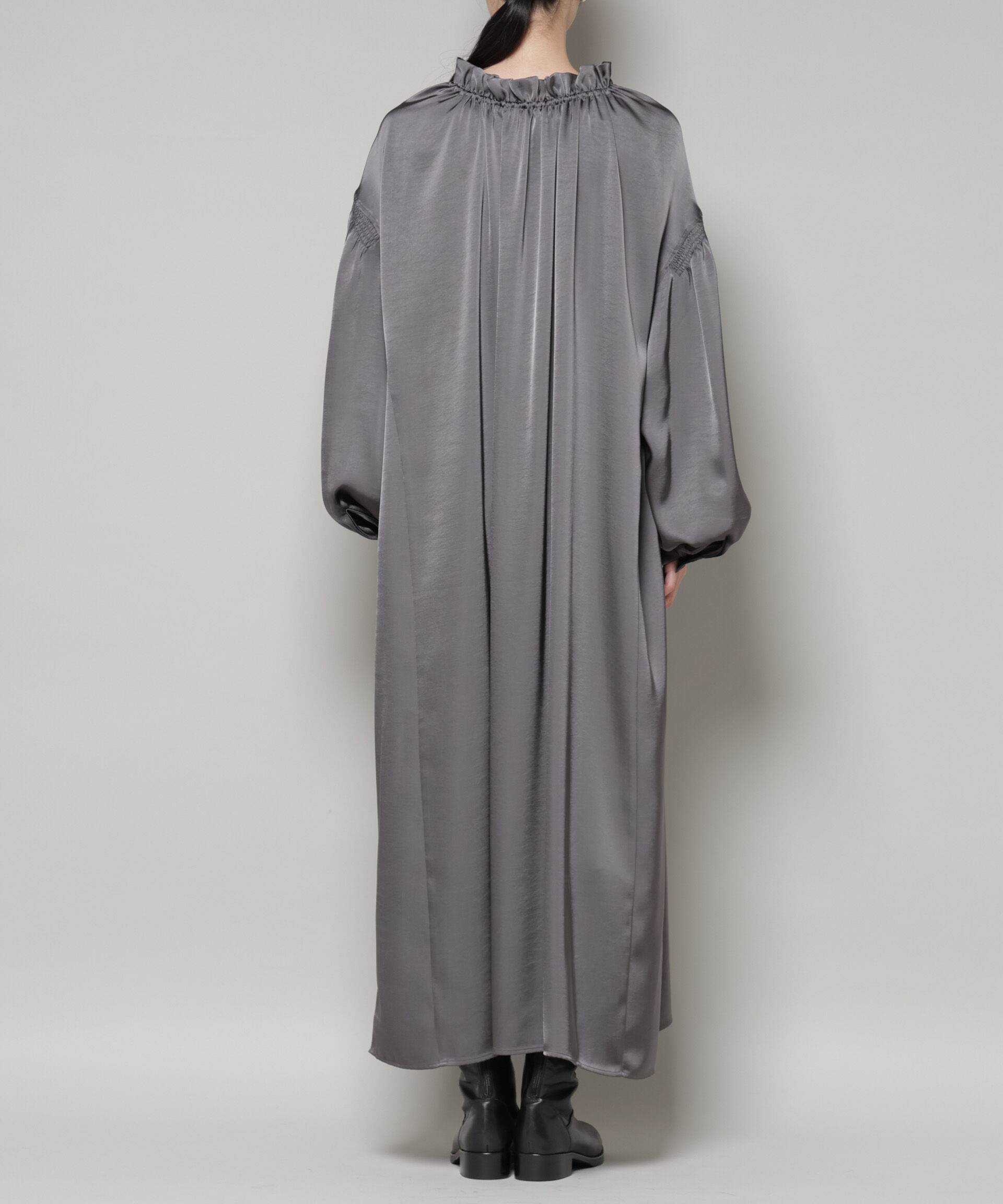 nano･universe「シャーリングギャザースリーブサテンマキシワンピース」|ワンピース|