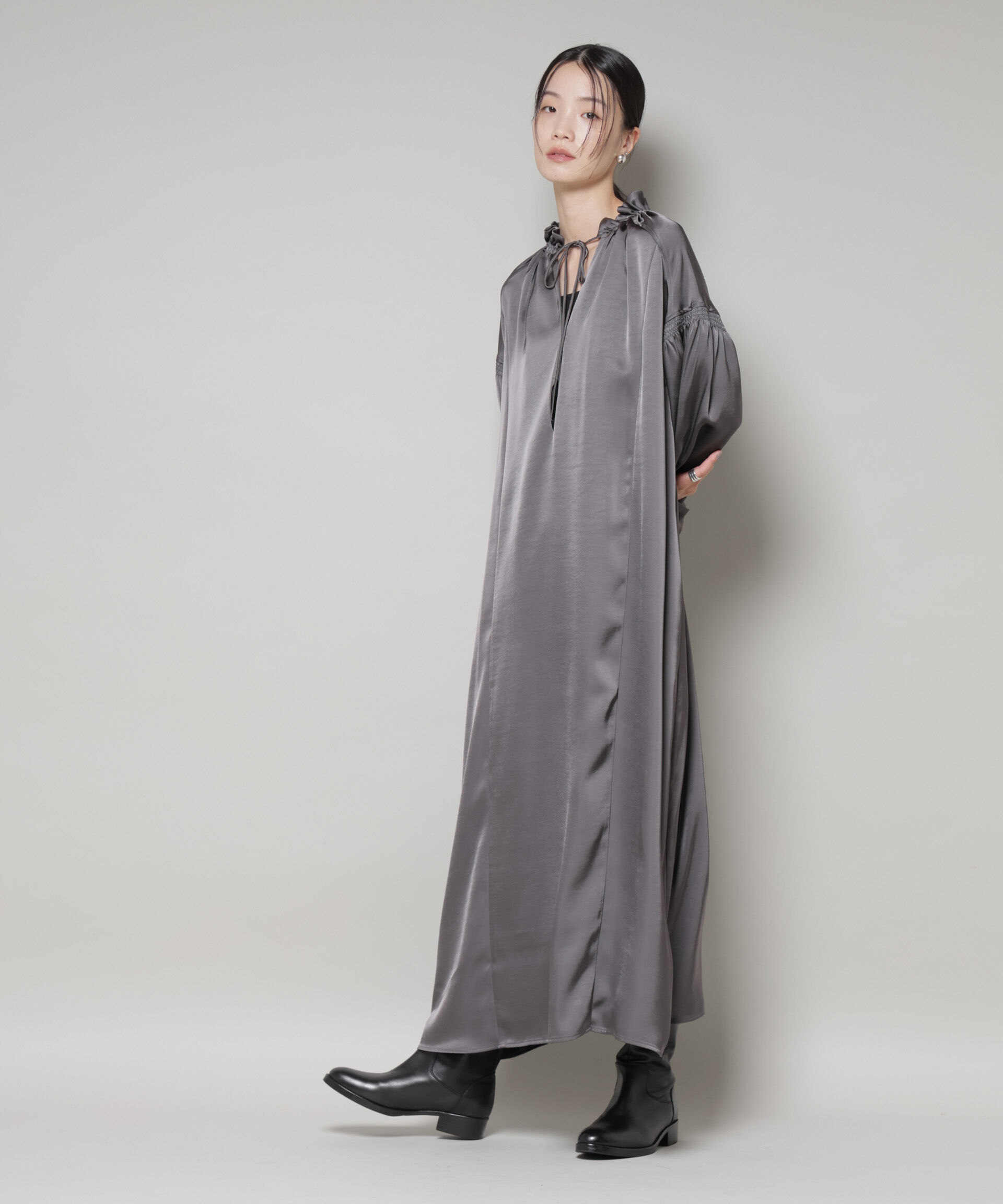 nano･universe「シャーリングギャザースリーブサテンマキシワンピース」|ワンピース|