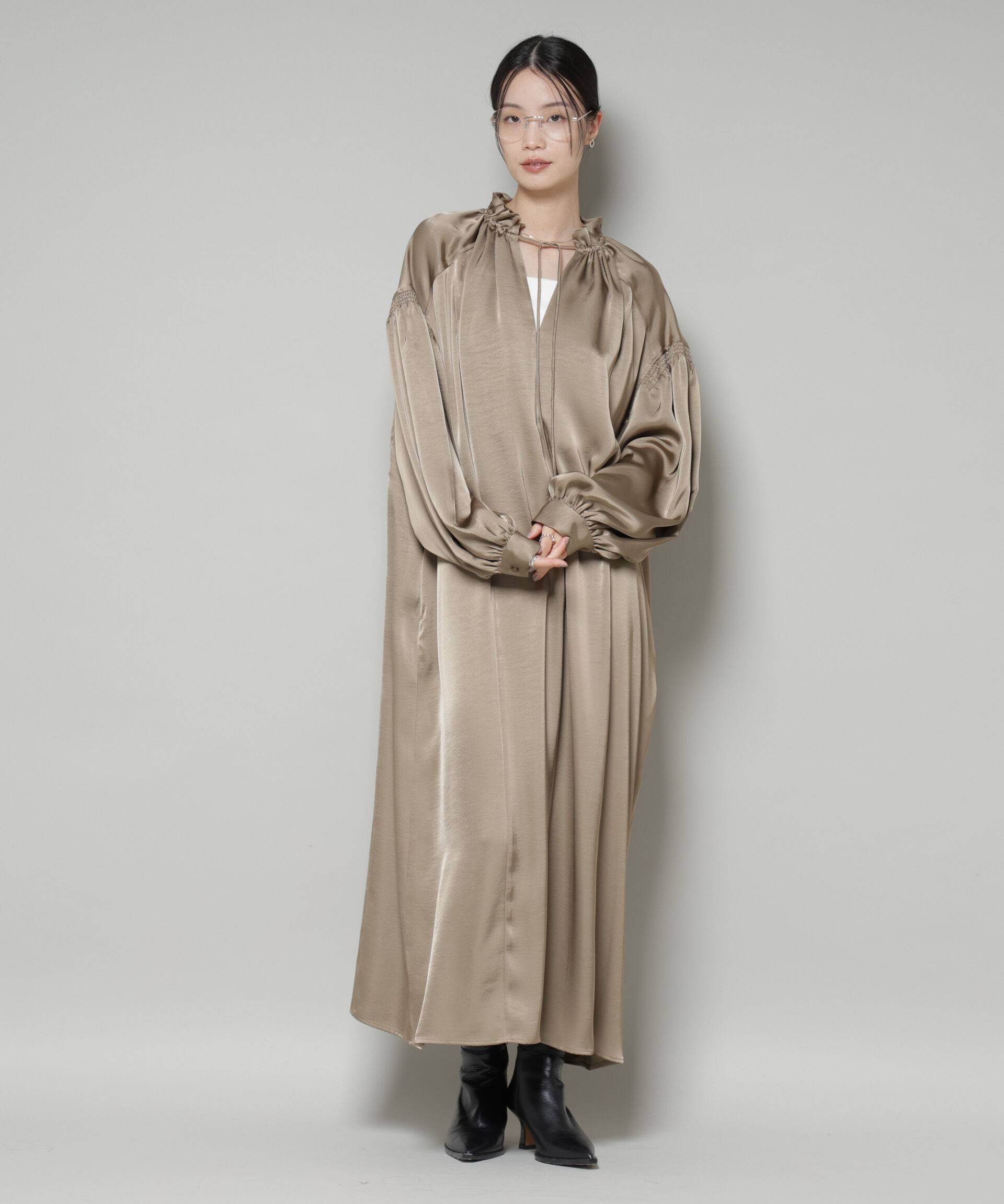 nano･universe「シャーリングギャザースリーブサテンマキシワンピース」|ワンピース|