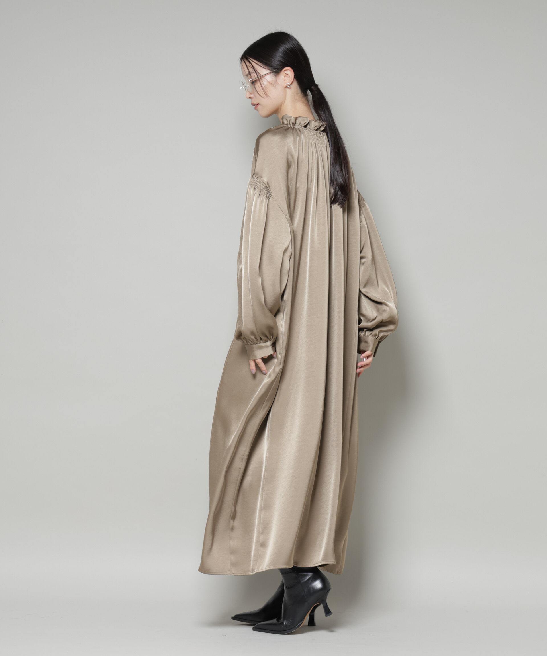 nano･universe「シャーリングギャザースリーブサテンマキシワンピース」|ワンピース|