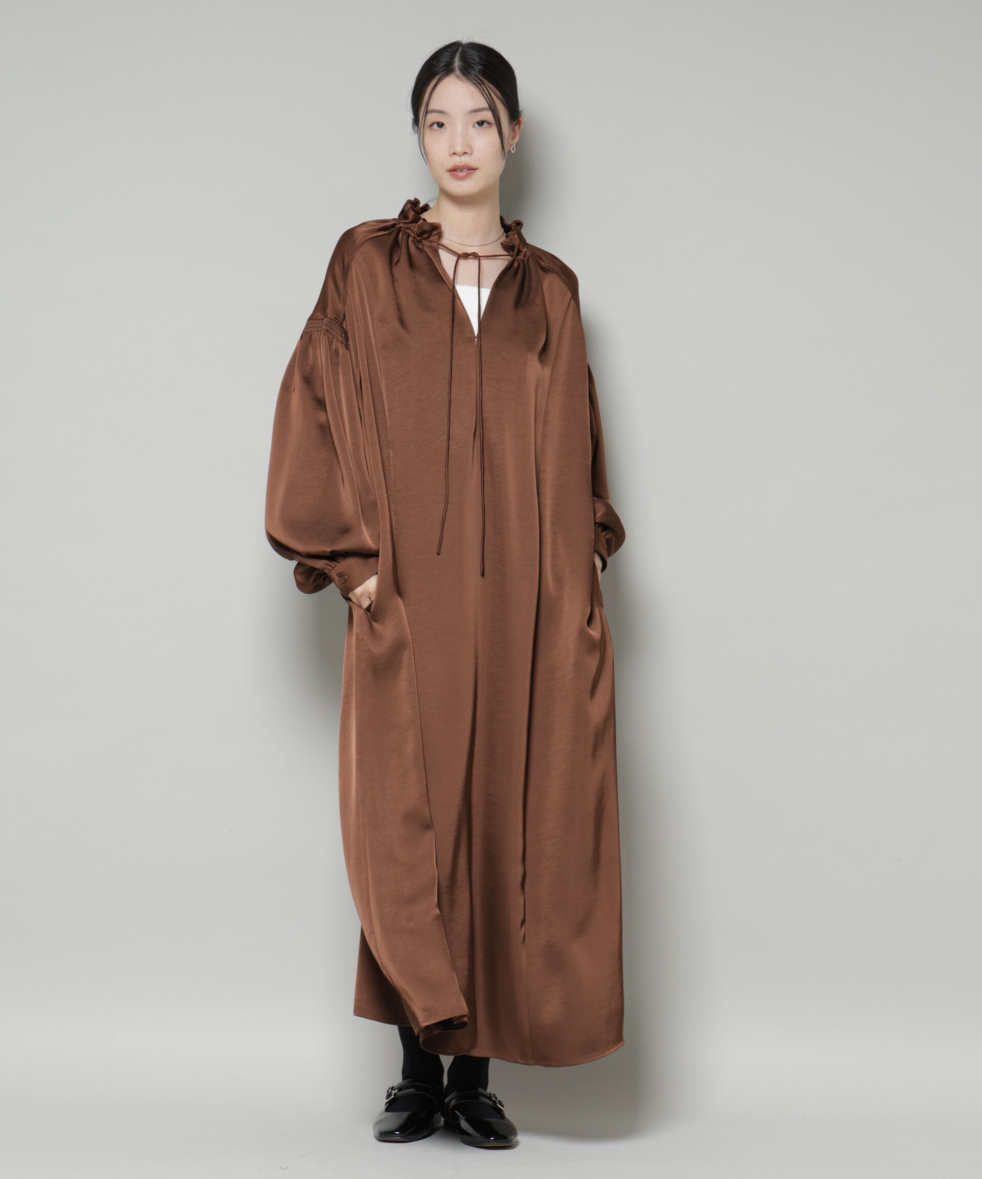 nano･universe「シャーリングギャザースリーブサテンマキシワンピース」|ワンピース|ブラウン