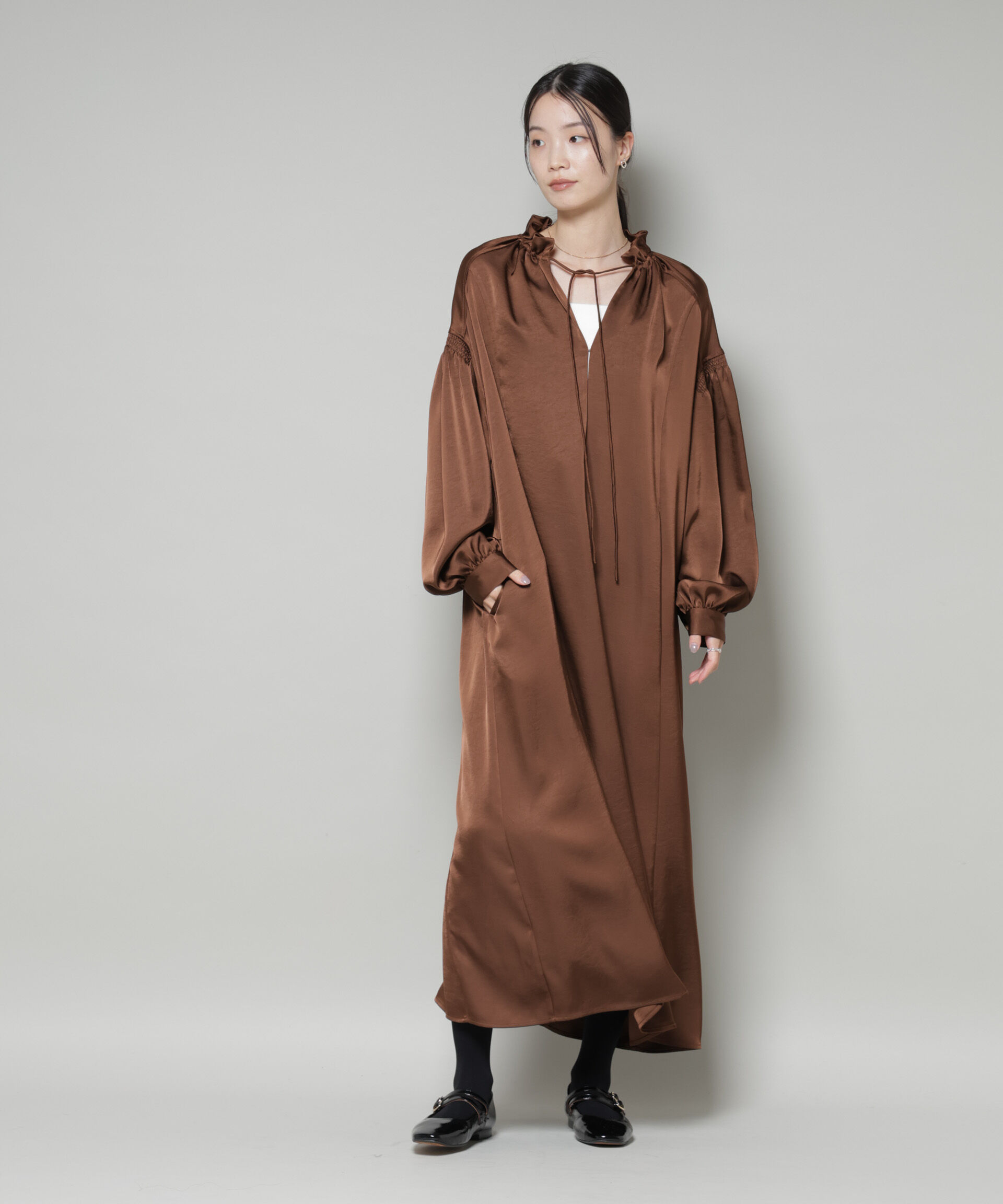 nano･universe「シャーリングギャザースリーブサテンマキシワンピース」|ワンピース|