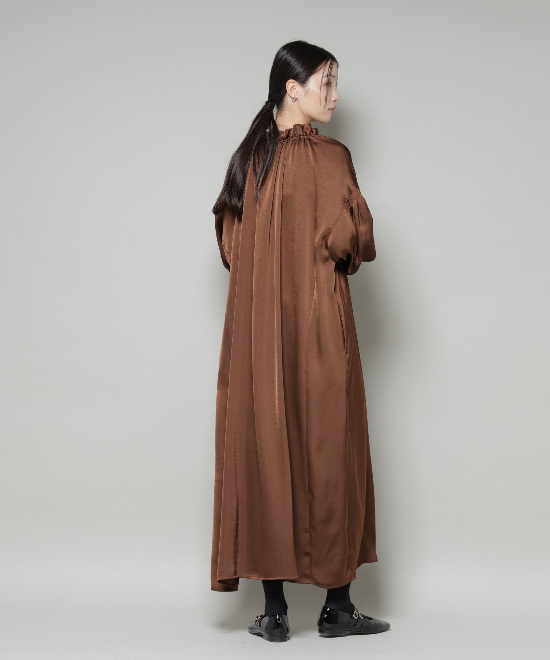 nano･universe「シャーリングギャザースリーブサテンマキシワンピース」|ワンピース|