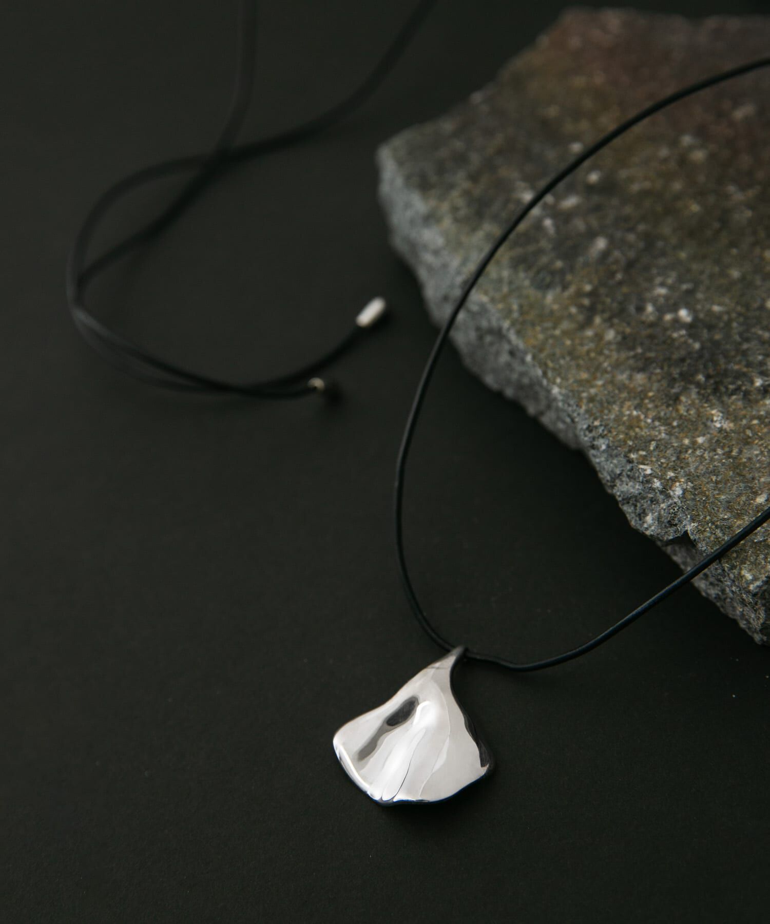 SMELLY「SMELLY so&rsquo;　frill piece cord necklace」|ネックレス|