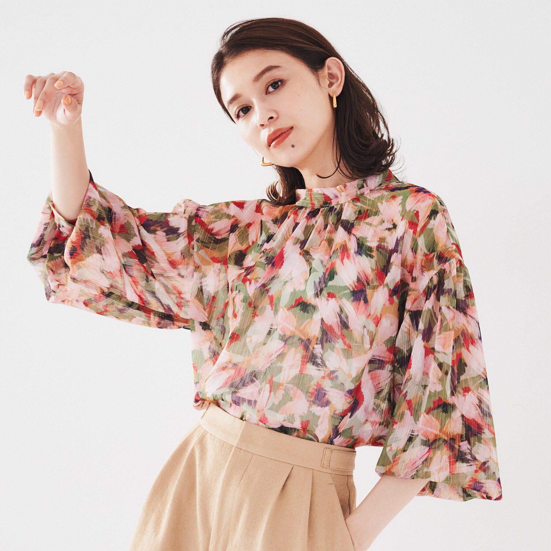 UNTITLED「【柄ブラウス/同素材ワンピースあり】楊柳ラメシフォン リーフプリントブラウス」|シャツ・ブラウス|ライトピンク(170