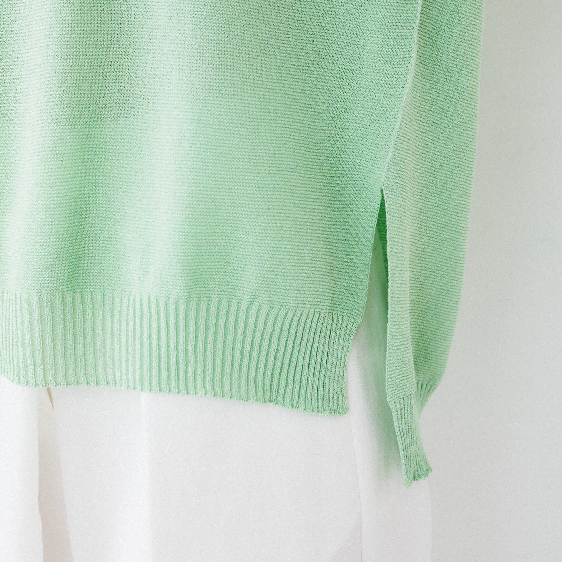 UNTITLED「【体型カバー/清涼感】サイドスリット Vネックニット」|ニット・セーター|