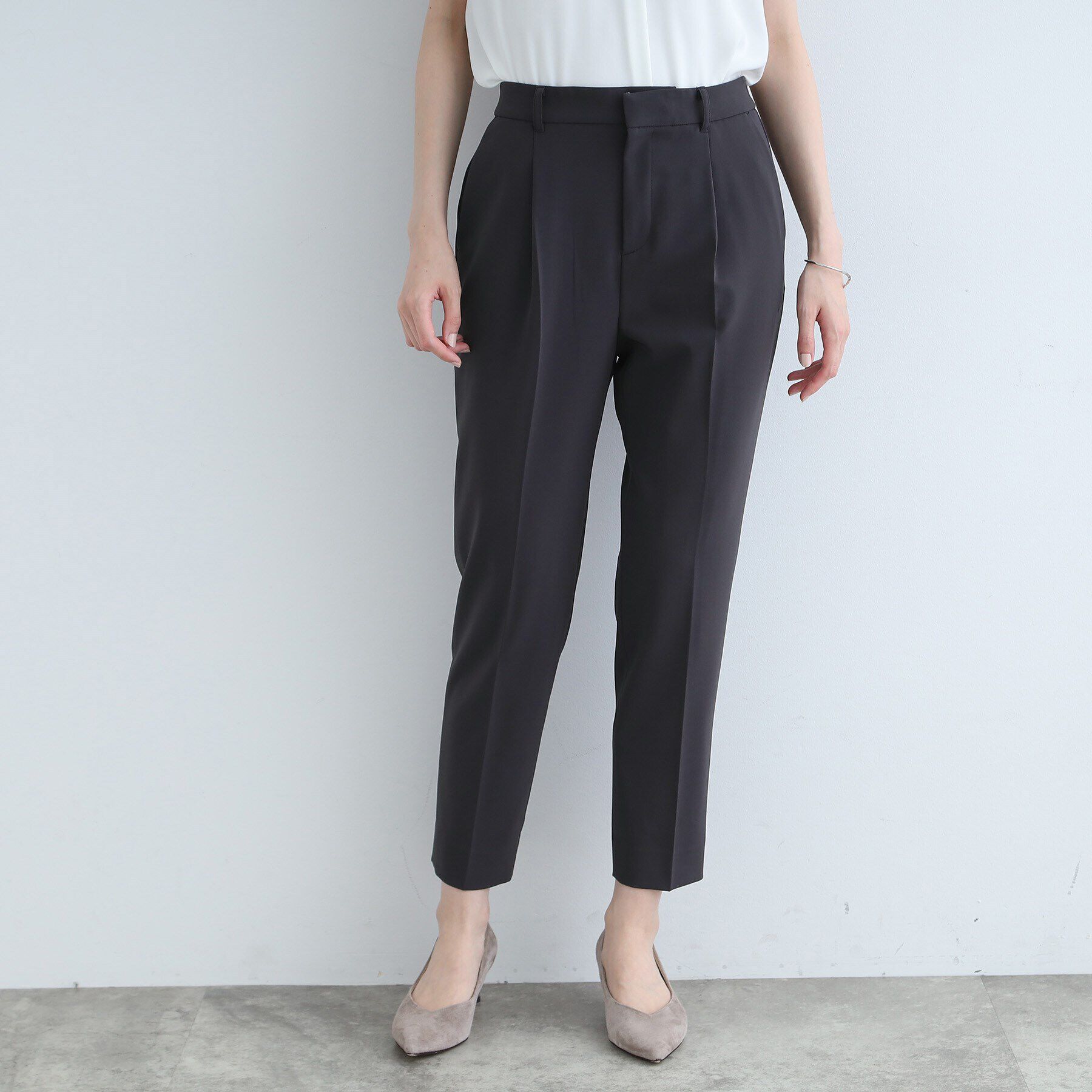 INDIVI「【洗える/UVケア/エコ/日本製】ストレッチ タックテーパードパンツ」|スーツ|