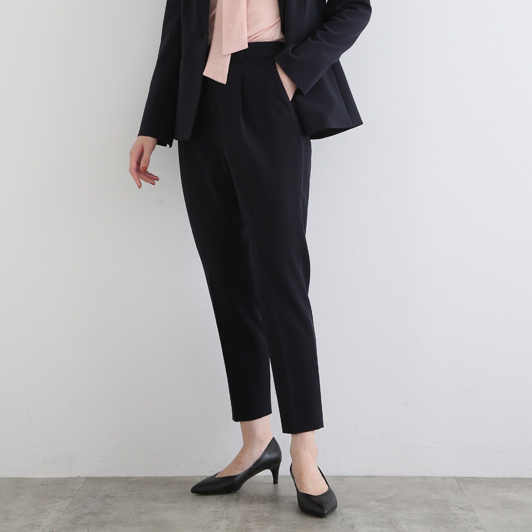 INDIVI「【洗える/UVケア/エコ/日本製】ストレッチ タックテーパードパンツ」|スーツ|ネイビー(093)