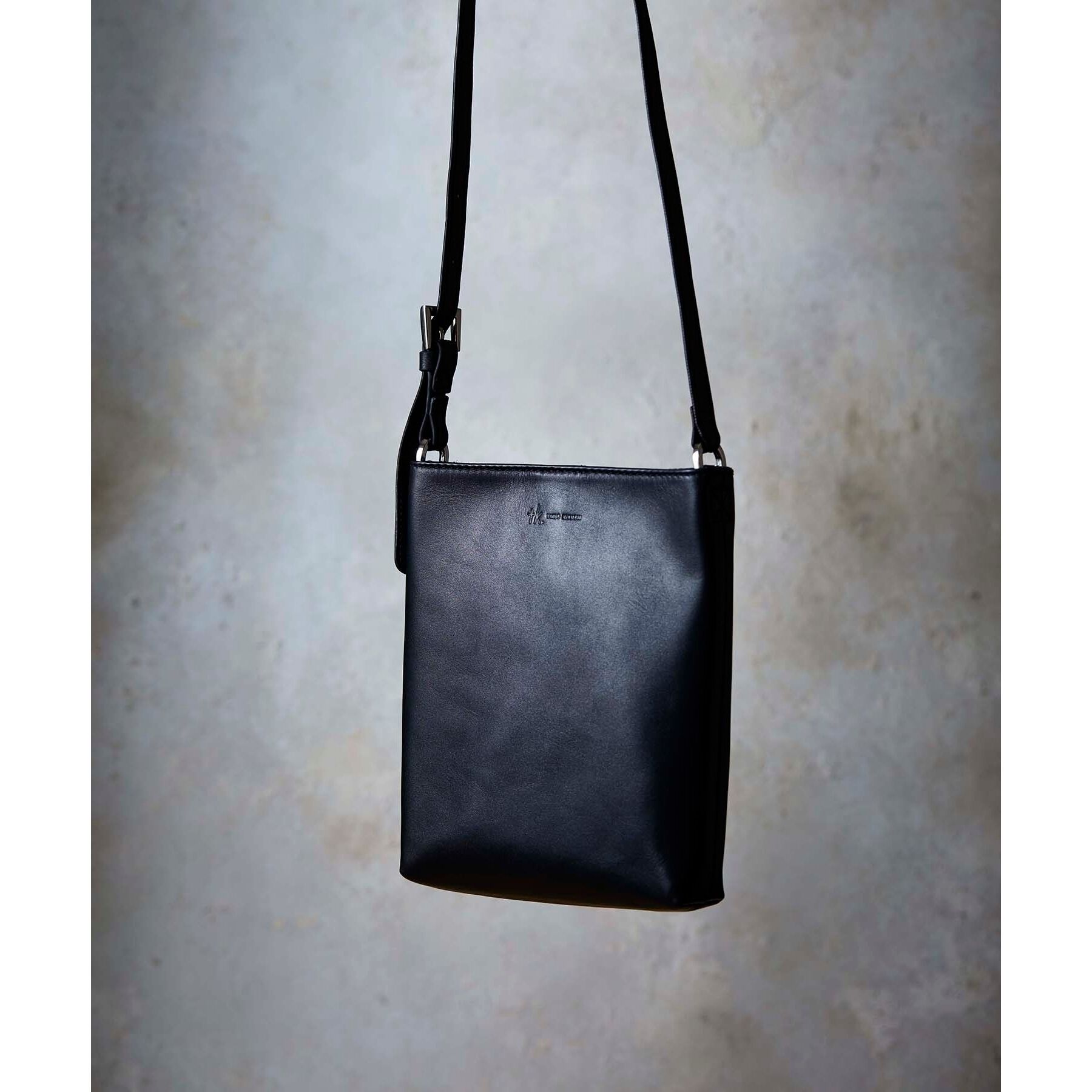 tk.TAKEO KIKUCHI「【WEB限定】リアルレザーショルダーポーチ」|ショルダー・メッセンジャー|ブラック(019)