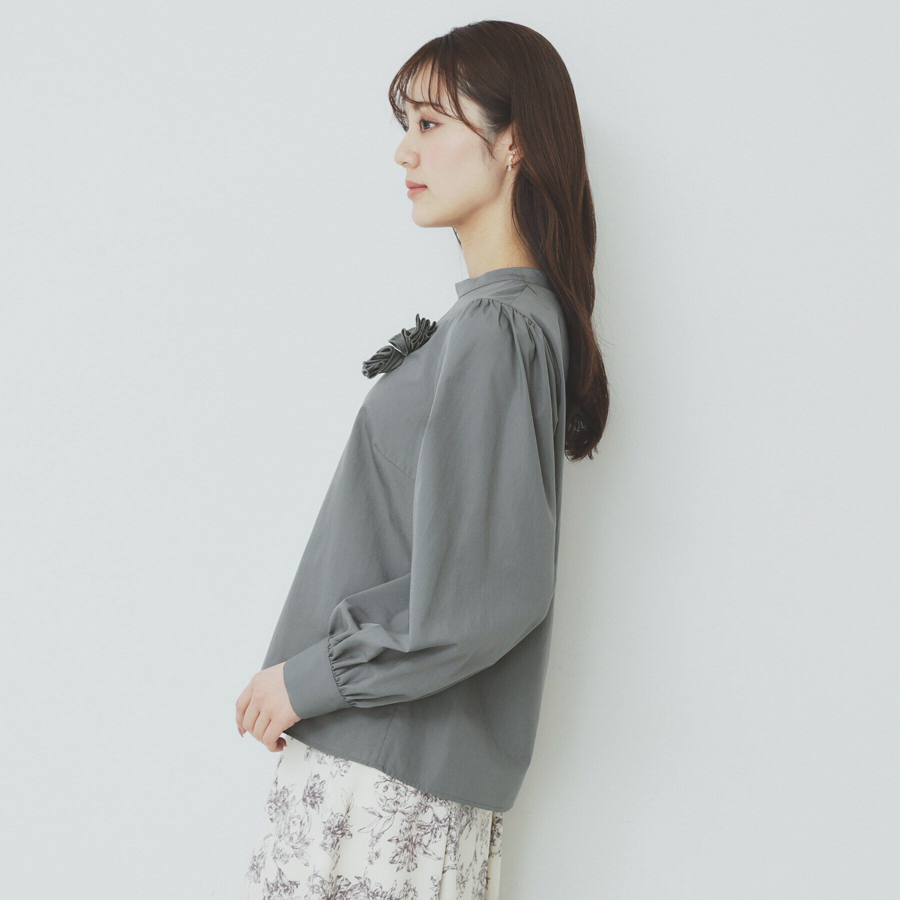 index「コサージュ付きタックパフブラウス【洗濯機洗い可/イージーアイロン】」|シャツ・ブラウス|