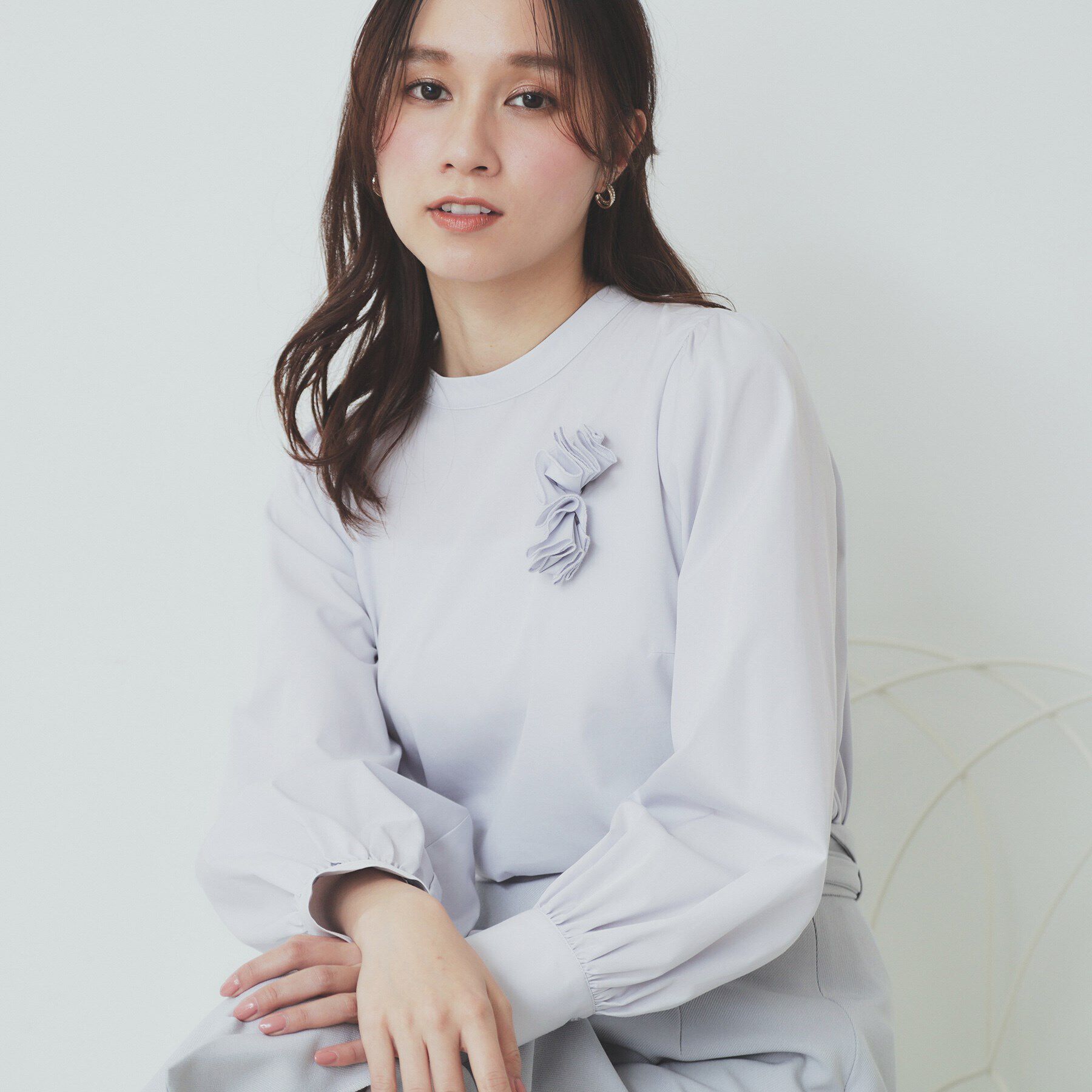 index「コサージュ付きタックパフブラウス【洗濯機洗い可/イージーアイロン】」|シャツ・ブラウス|サックスブルー(09