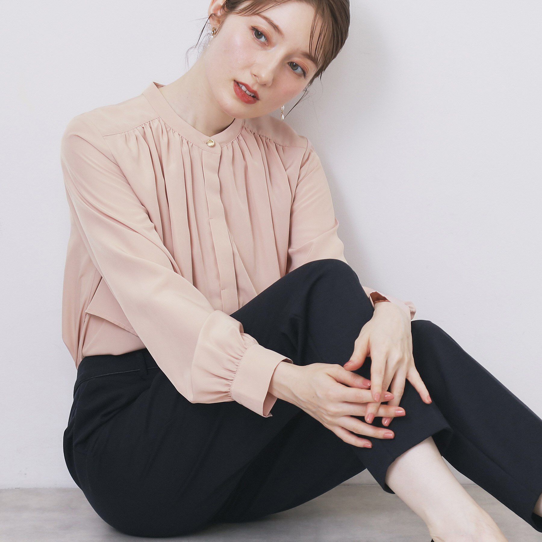 index「サテンバンドカラーブラウス【洗濯機OK/イージーアイロン】」|シャツ・ブラウス|ライトピンク(070