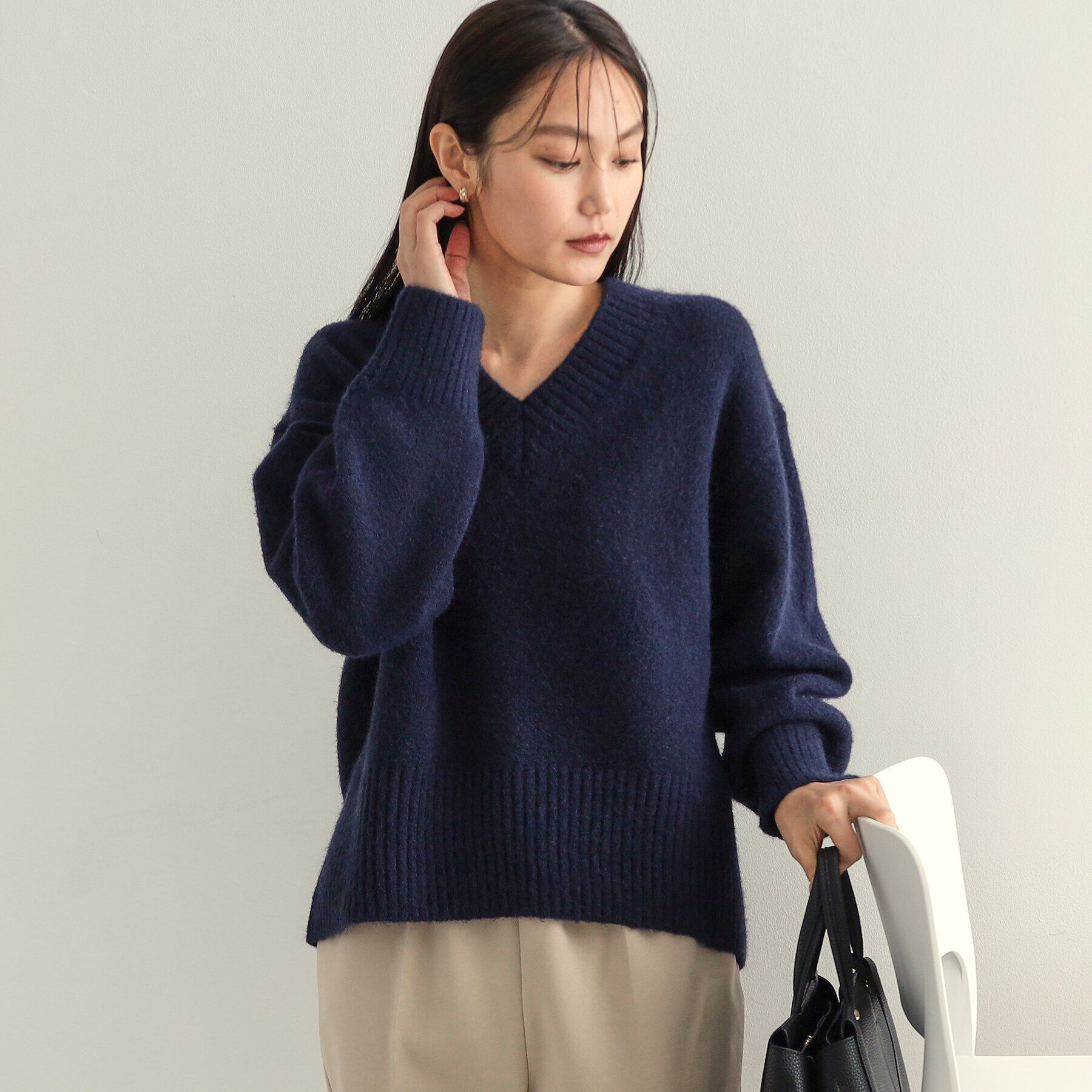 OPAQUE.CLIP「《7color》ふわふわVネックニット【洗濯機洗い可】」|ニット・セーター|ネイビー(094)