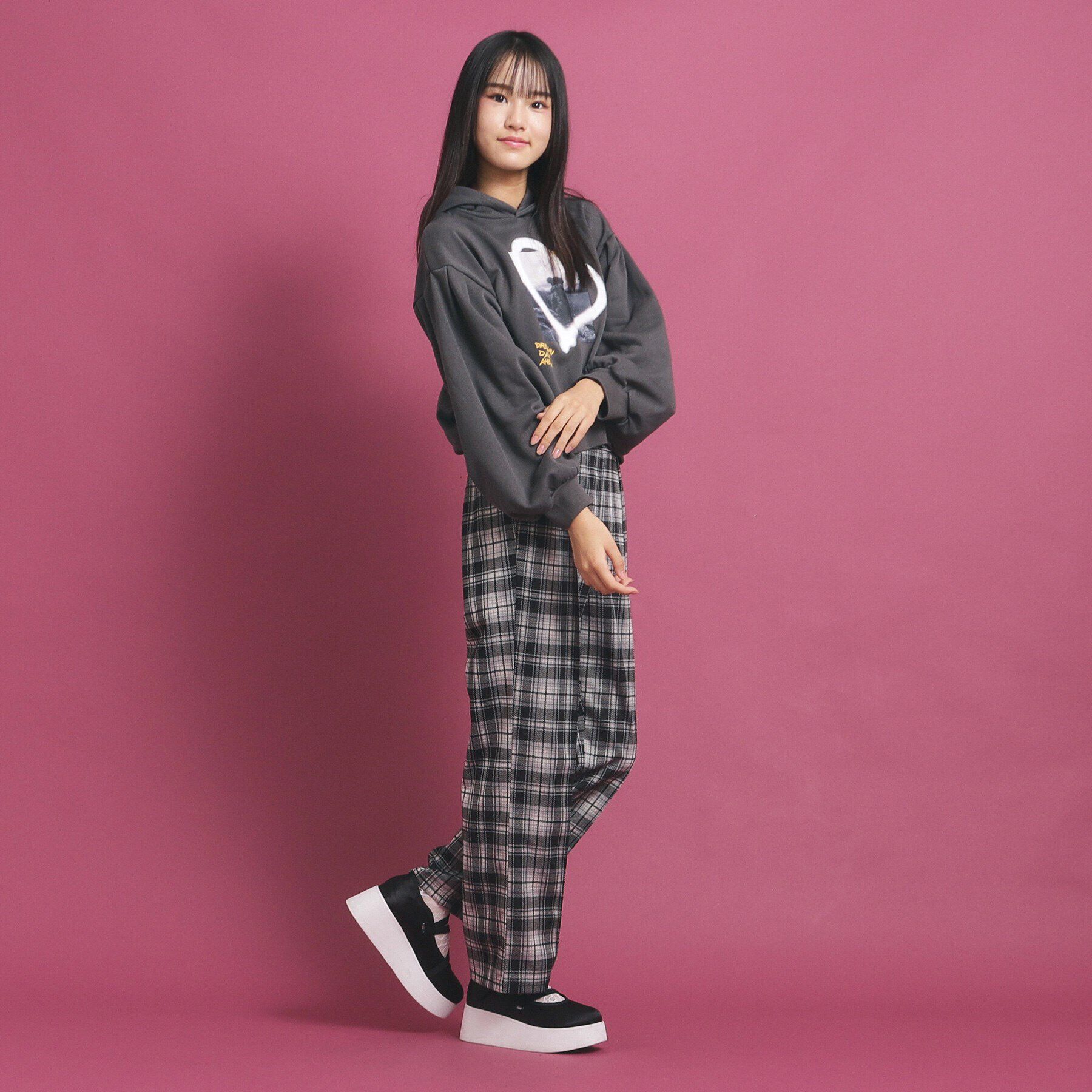 PINK-latte「スプレープリントロゴ フードパーカ」|パーカー|