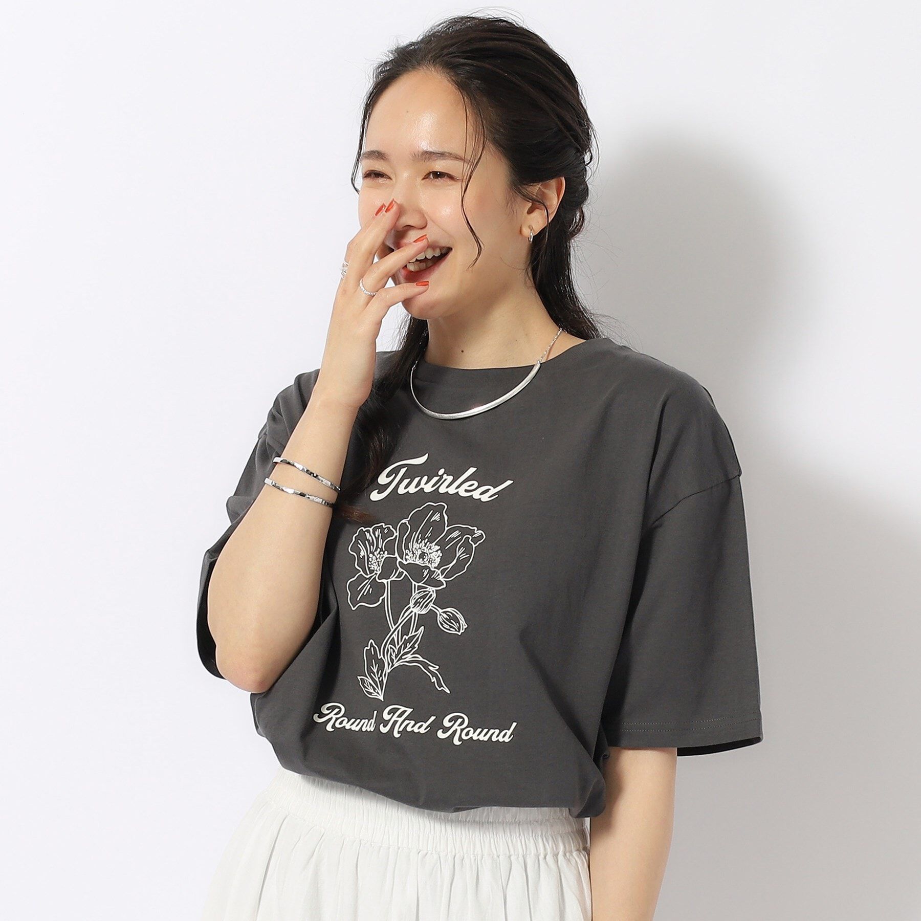 SHOO･LA･RUE「【洗える/プチプラ/綿100％】グラフィック半袖ゆるTシャツ」|Tシャツ・カットソー|チャコールグレー(4