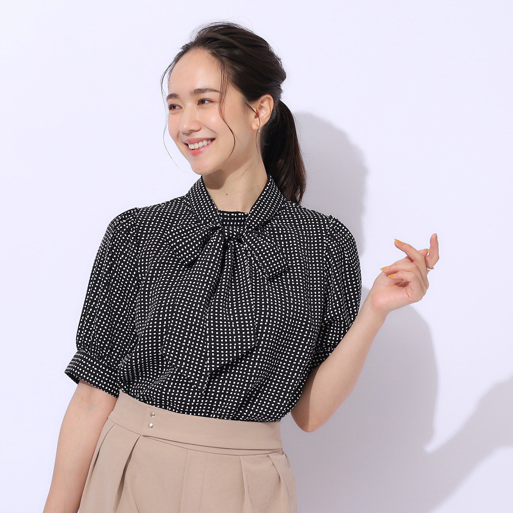 SHOO･LA･RUE「【2WAY/無理せずキレイ】リボンが華やかさをプラスする 5分袖ブラウス」|シャツ・ブラウス|