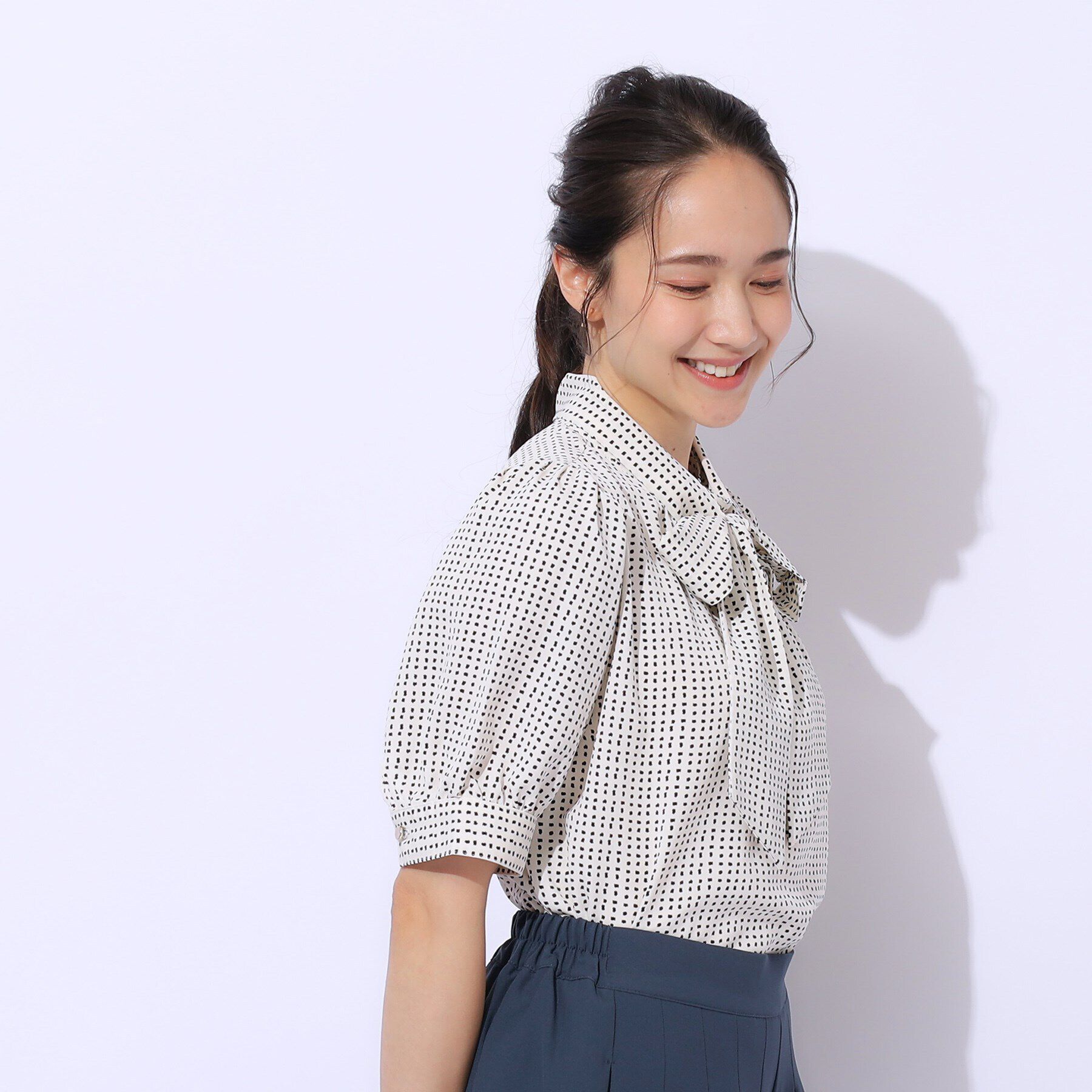 SHOO･LA･RUE「【2WAY/無理せずキレイ】リボンが華やかさをプラスする 5分袖ブラウス」|シャツ・ブラウス|