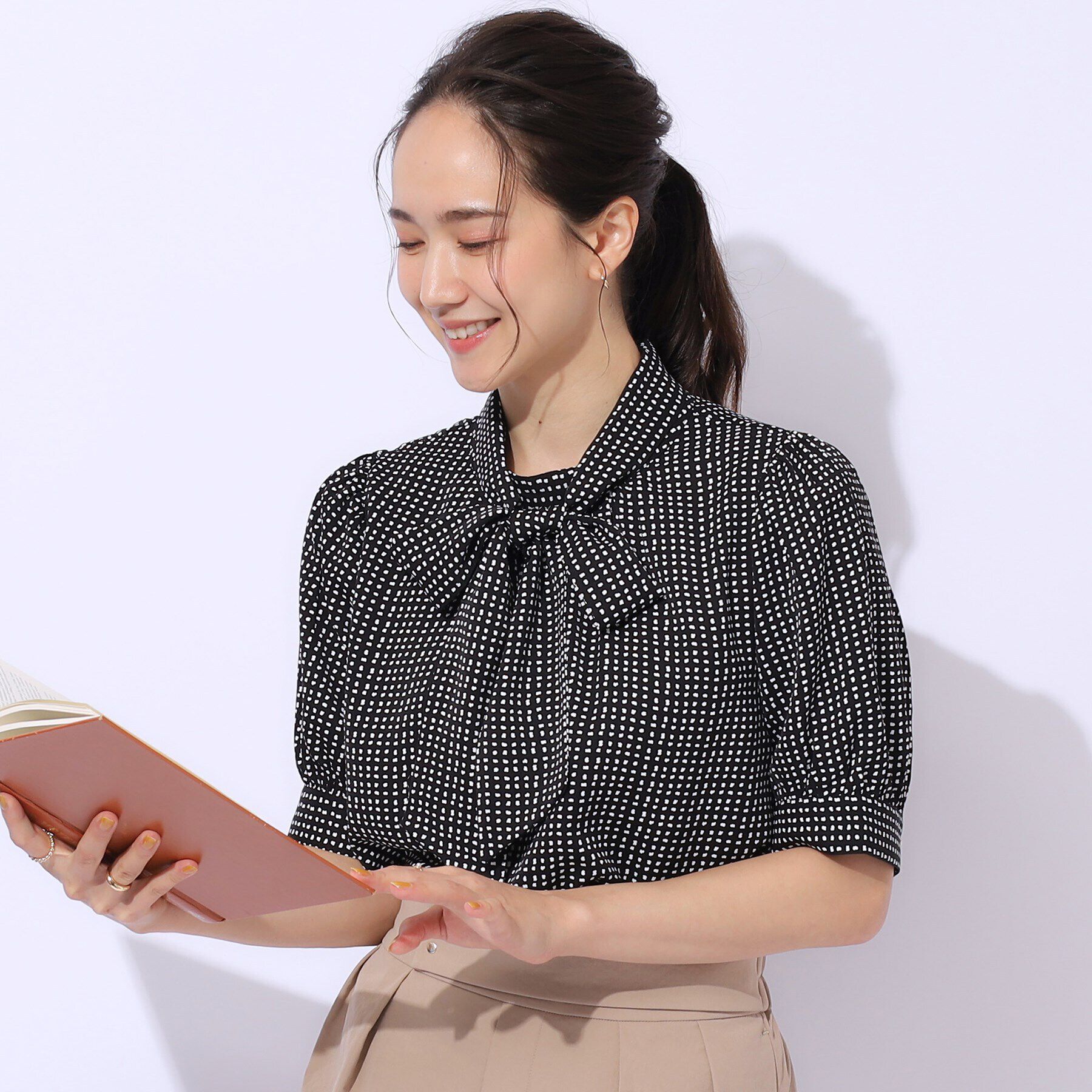 SHOO･LA･RUE「【2WAY/無理せずキレイ】リボンが華やかさをプラスする 5分袖ブラウス」|シャツ・ブラウス|ブラック(119)