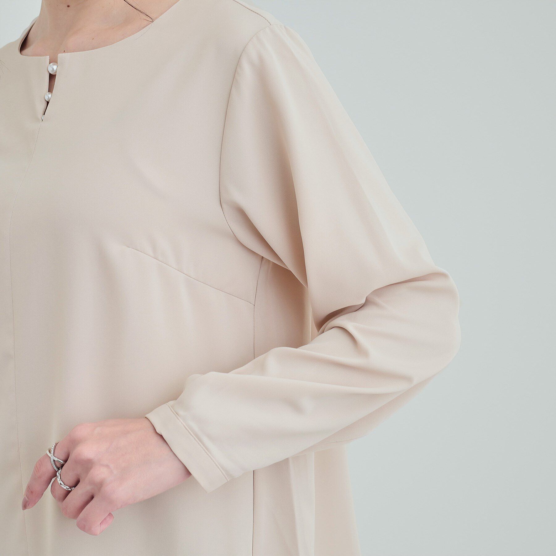 SHOO･LA･RUE「【通勤/セレモニー】華やかさをプラスする パール調キーネックブラウス」|シャツ・ブラウス|