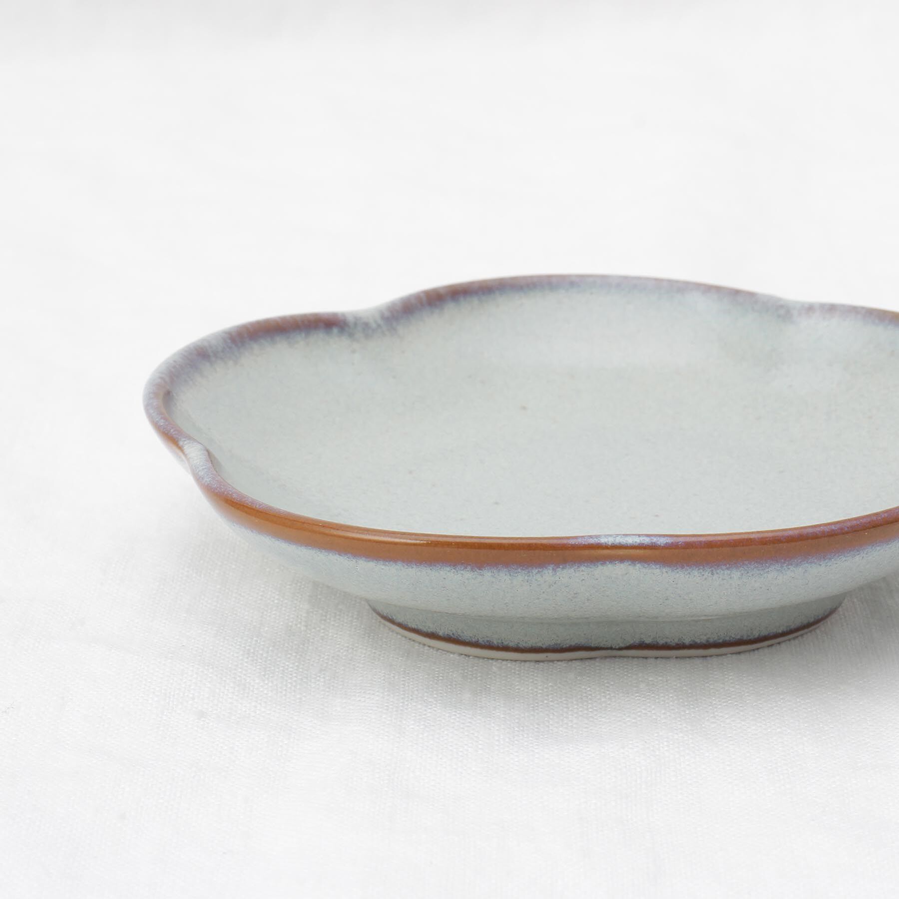 212 KITCHEN STORE「ケイプ 梅形小皿 ライトグレー」|食器・キッチングッズ|