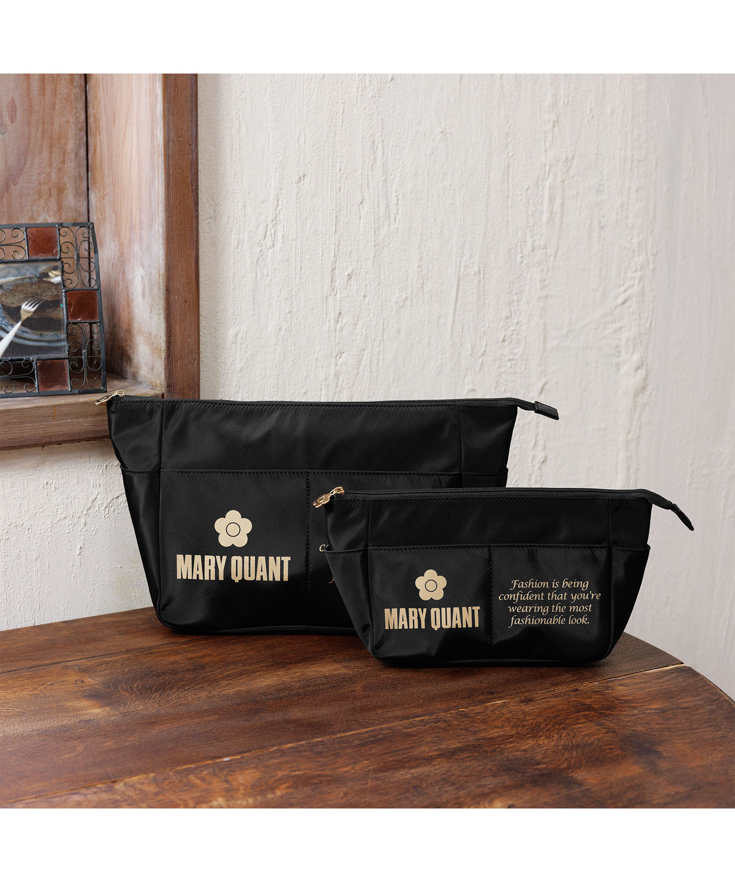 MARY QUANT「ゴールドロゴプリント インナーキャリングポーチL」|ポーチ|