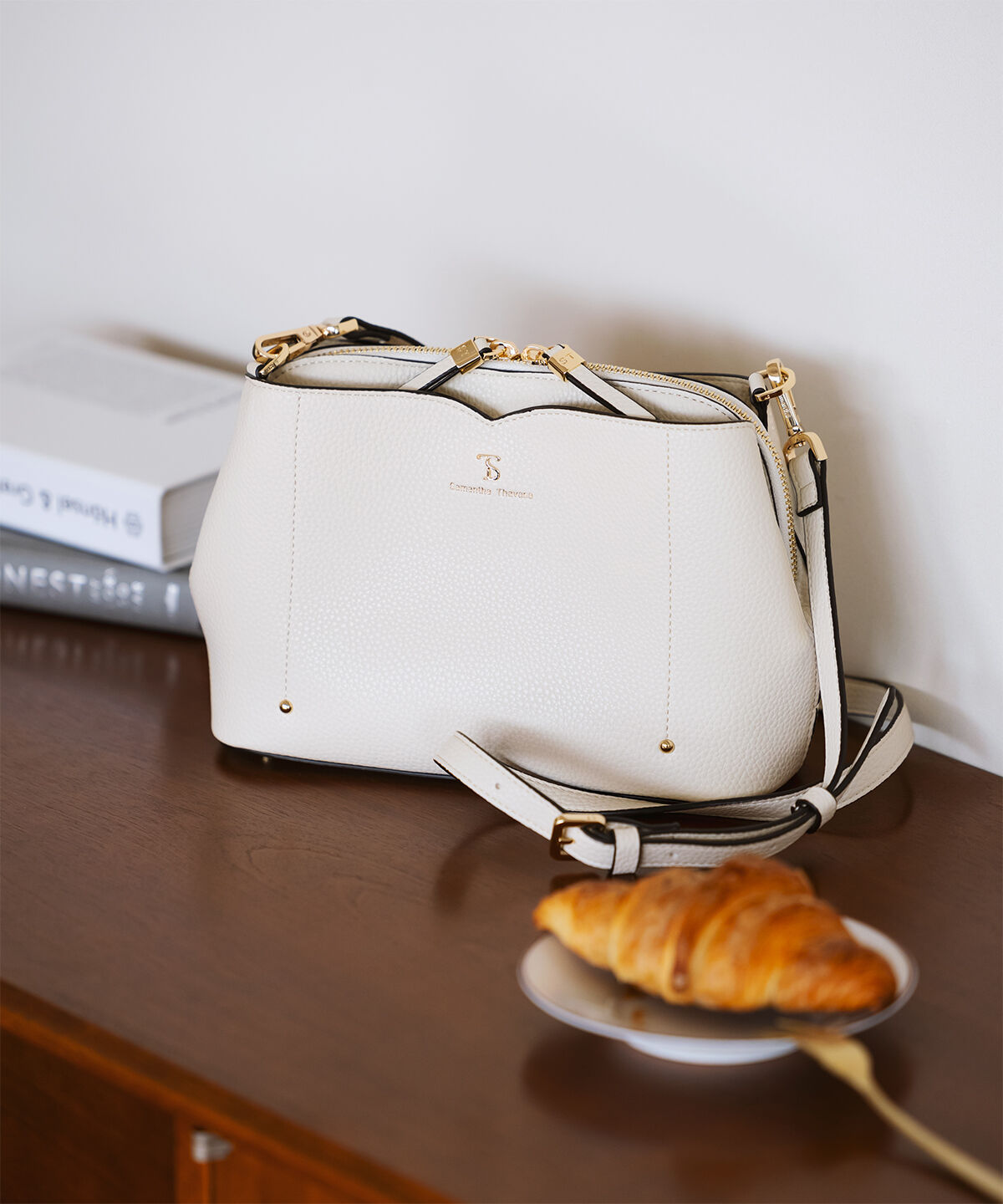 Samantha Thavasa「ウェーブデザインカッティングショルダーバッグ」|ショルダー・メッセンジャー|