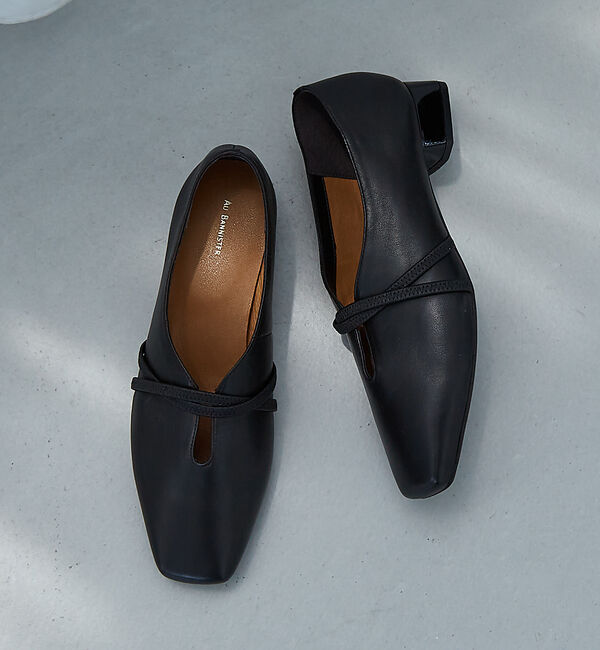 AU BANNISTER「【Youtuber紹介】ストラップソフトレザーフラットパンプス」|パンプス|ブラック