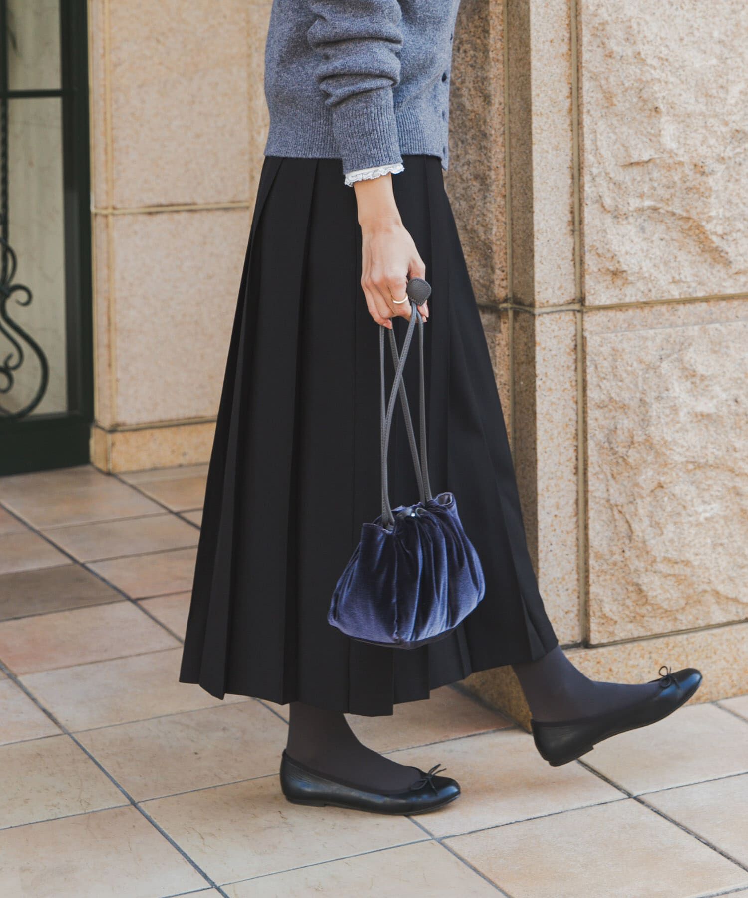 URBAN RESEARCH DOORS「『UR TECH SMOOTHLUXE』片ヒダプリーツスカート」|スカート|ブラック