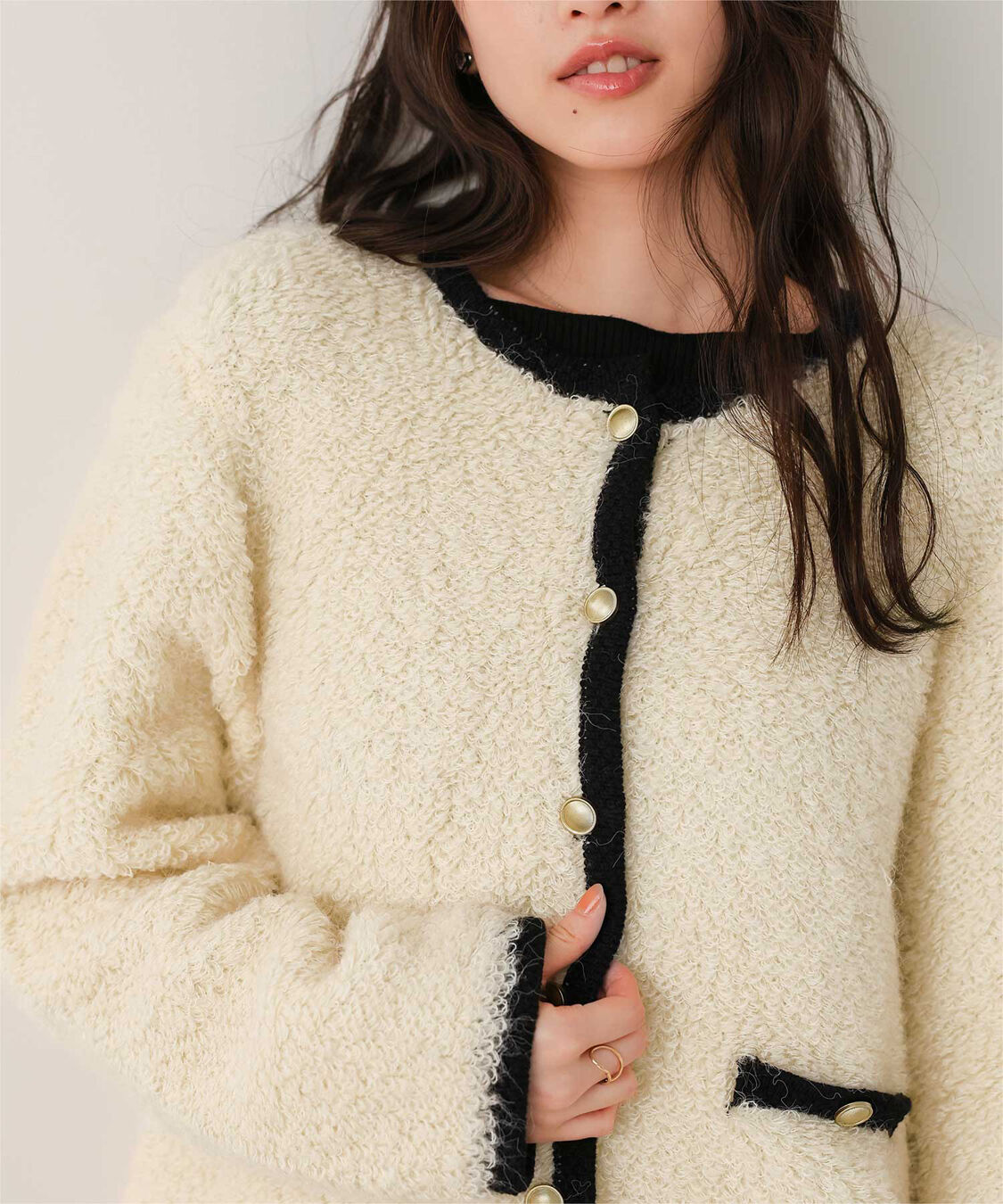 titivate「プチループゴールド釦ニットカーディガン」|ニット・セーター|