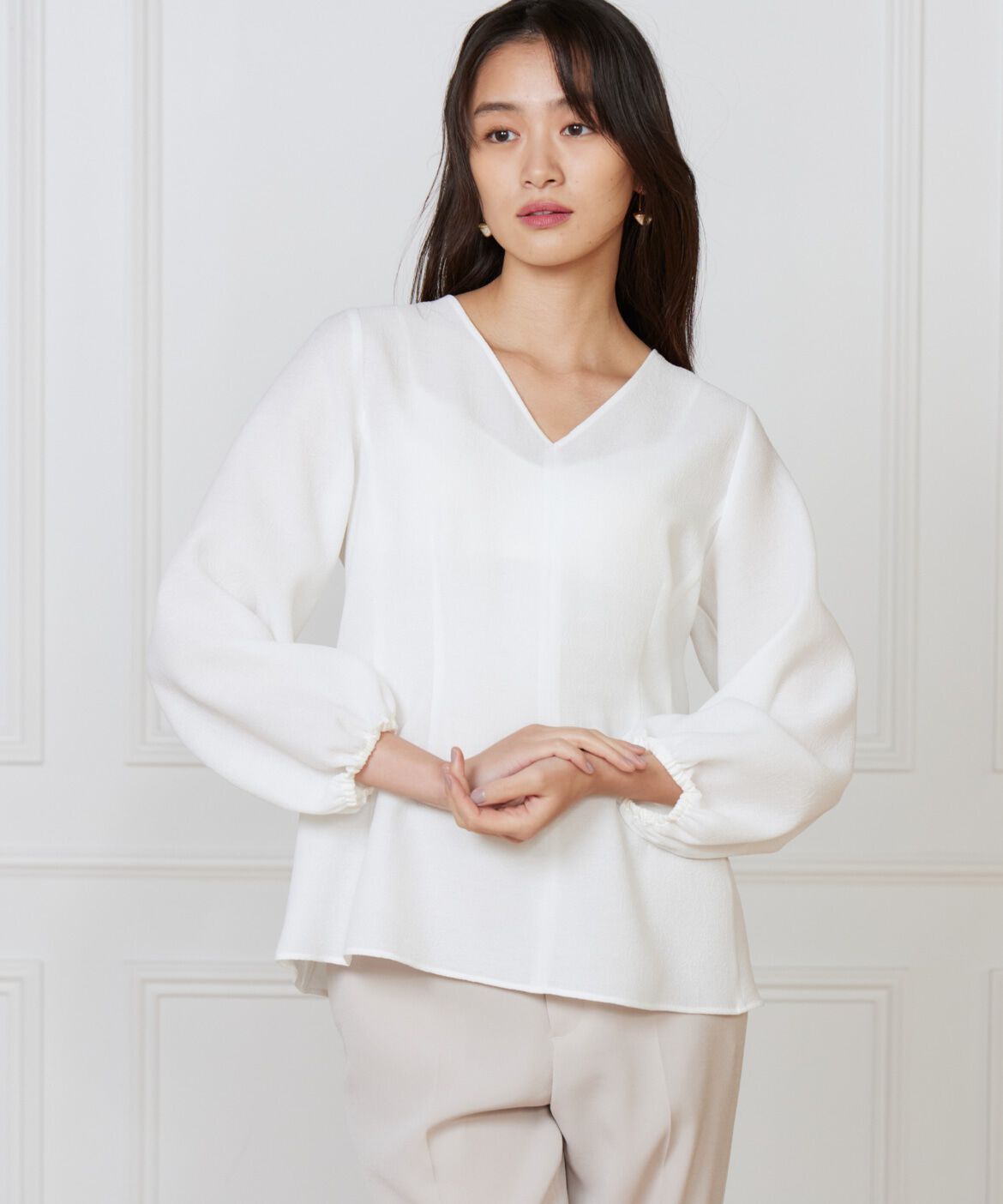 INED「Vネックブラウス」|シャツ・ブラウス|オフホワイト1