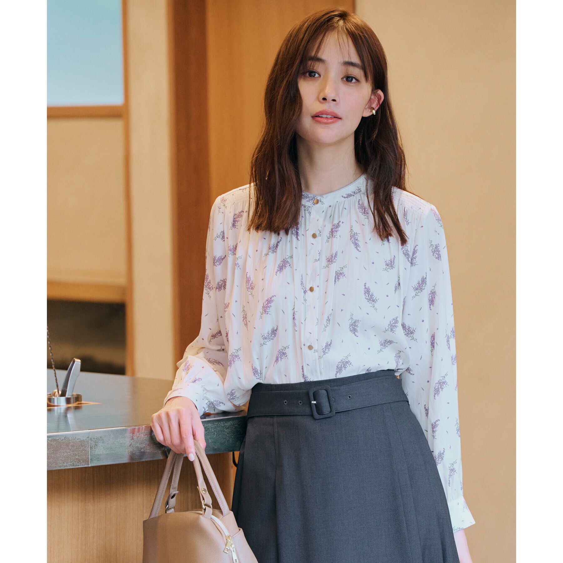 grove「＜ご自宅で洗える＞ヴィンテージサテン9分袖ブラウス」|シャツ・ブラウス|オフ&times;花柄(103)