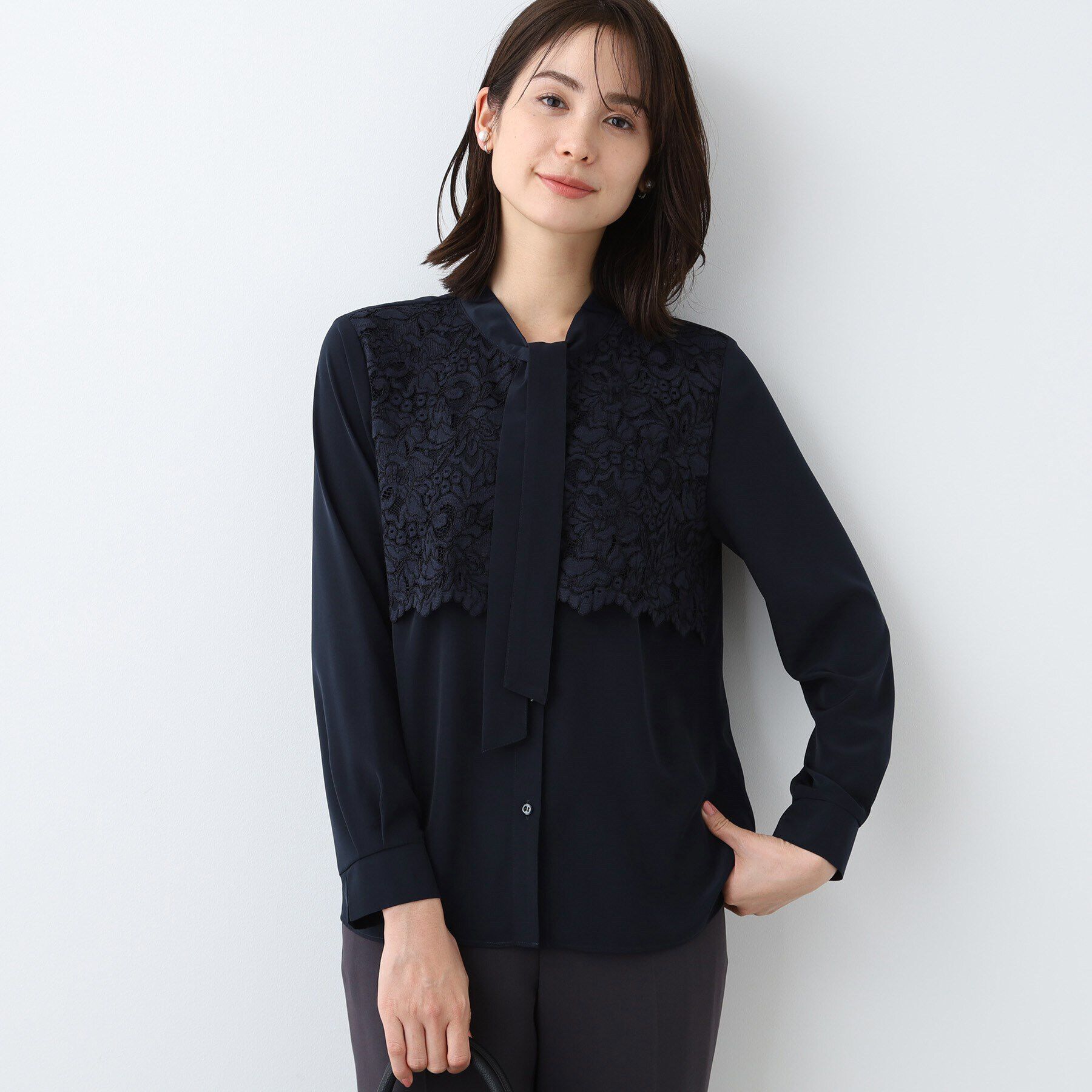 INDIVI「【日本製】スカラップレース ボウタイブラウス」|シャツ・ブラウス|ネイビー(094)