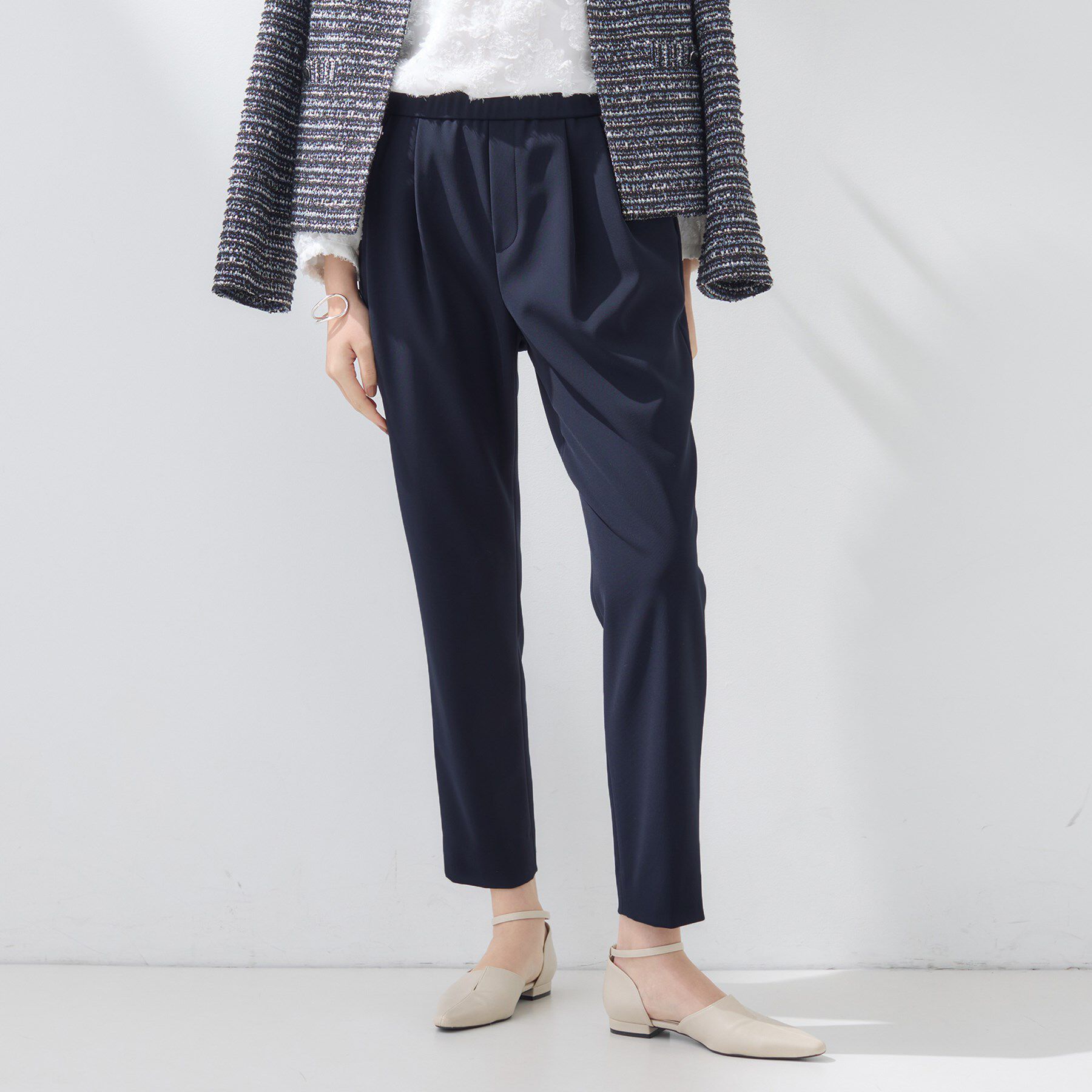 INDIVI「【褒められパンツ／高ストレッチ】タックテーパードパンツ」|その他|ネイビー(094)