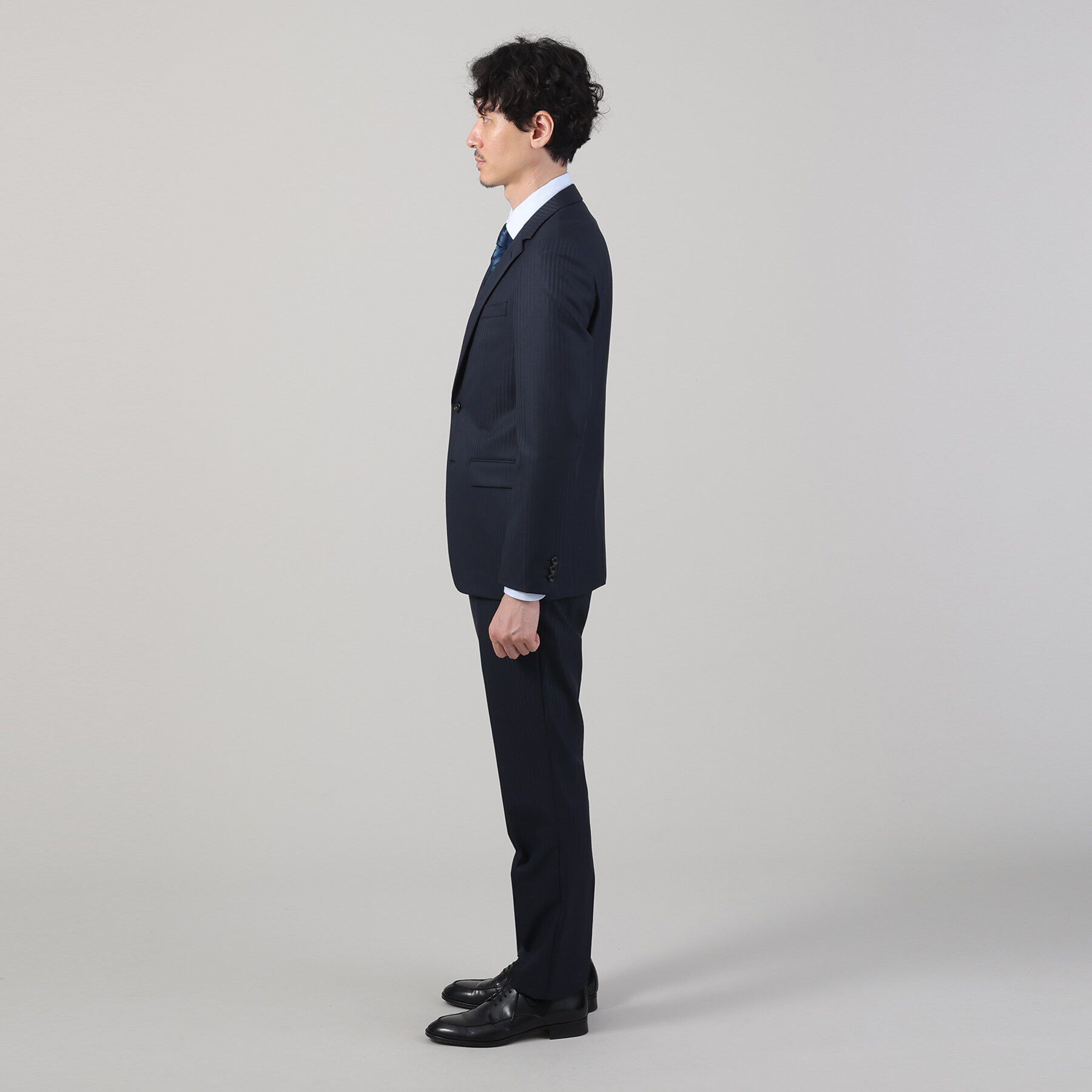 TAKEO KIKUCHI「【ナローモデル】シャイニー ヘリンボン ストライプ スーツ/3ピース対応可」|スーツ|