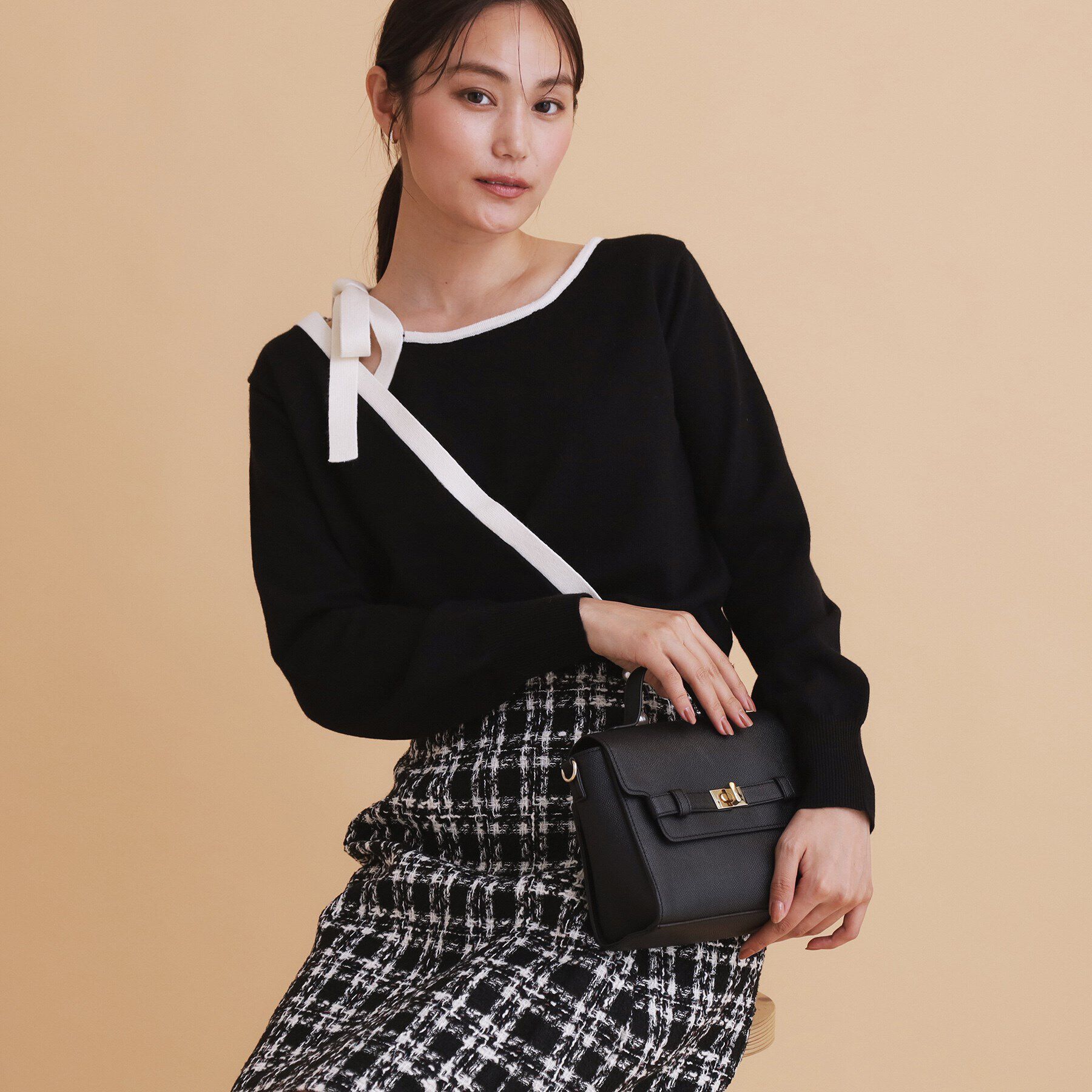 index「アシメリボンカシュクールニット【洗濯機洗い可】」|ニット・セーター|ブラック(019)