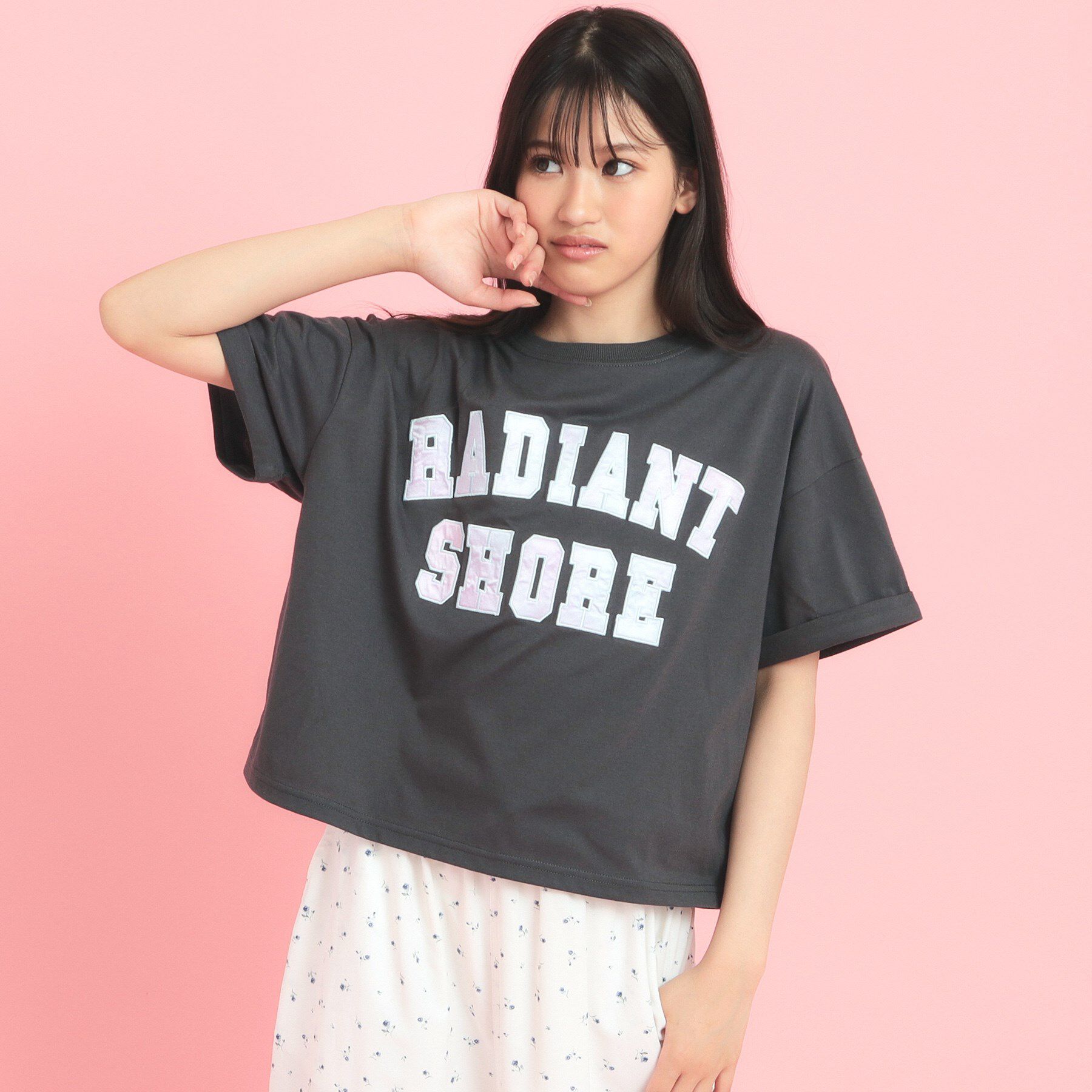 PINK-latte「サテンアップリケカレッジTシャツ」|Tシャツ・カットソー|チャコールグレー(0