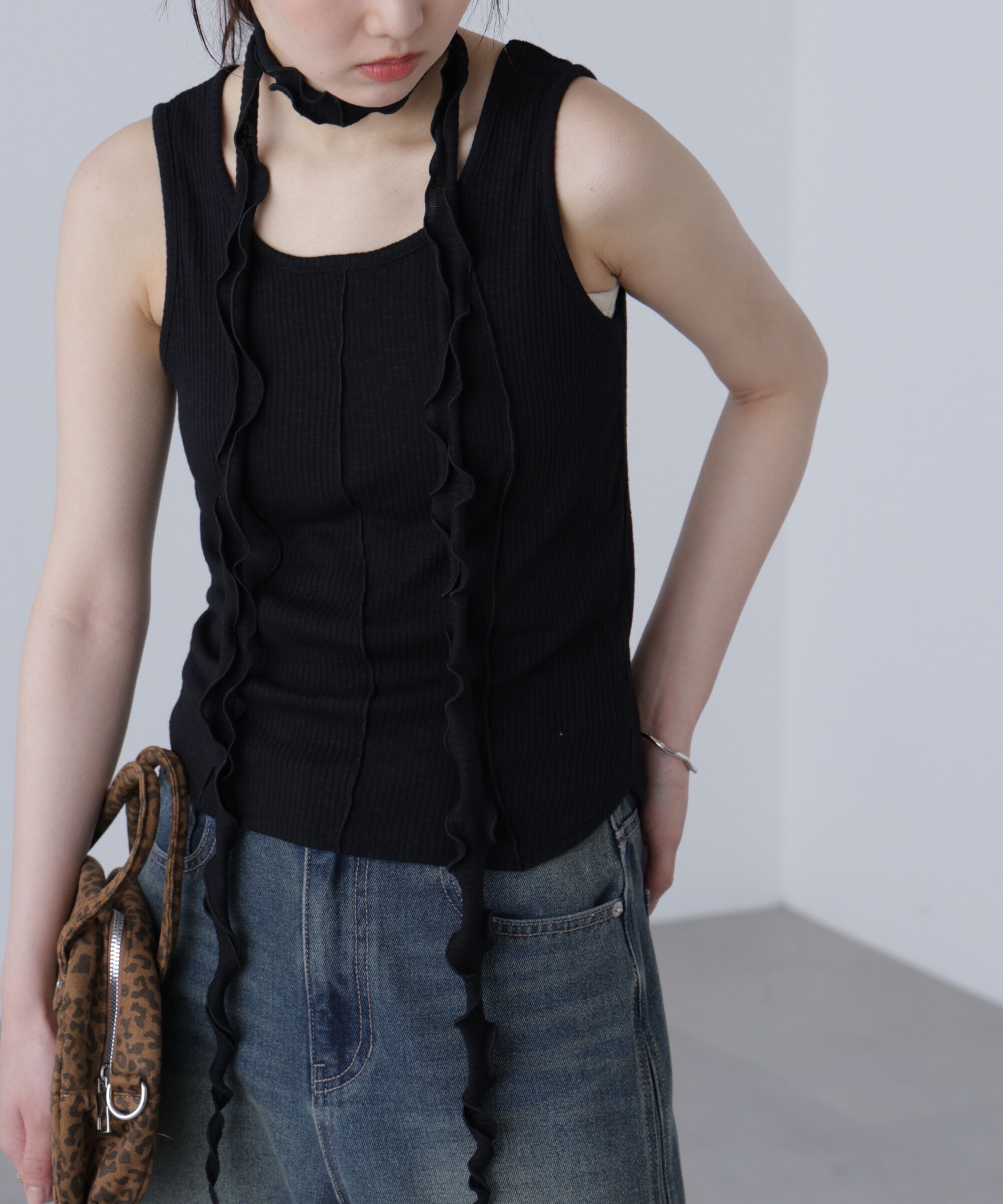  「チョーカー付きフリルディテールタンクトップ」|シャツ・ブラウス|ブラック