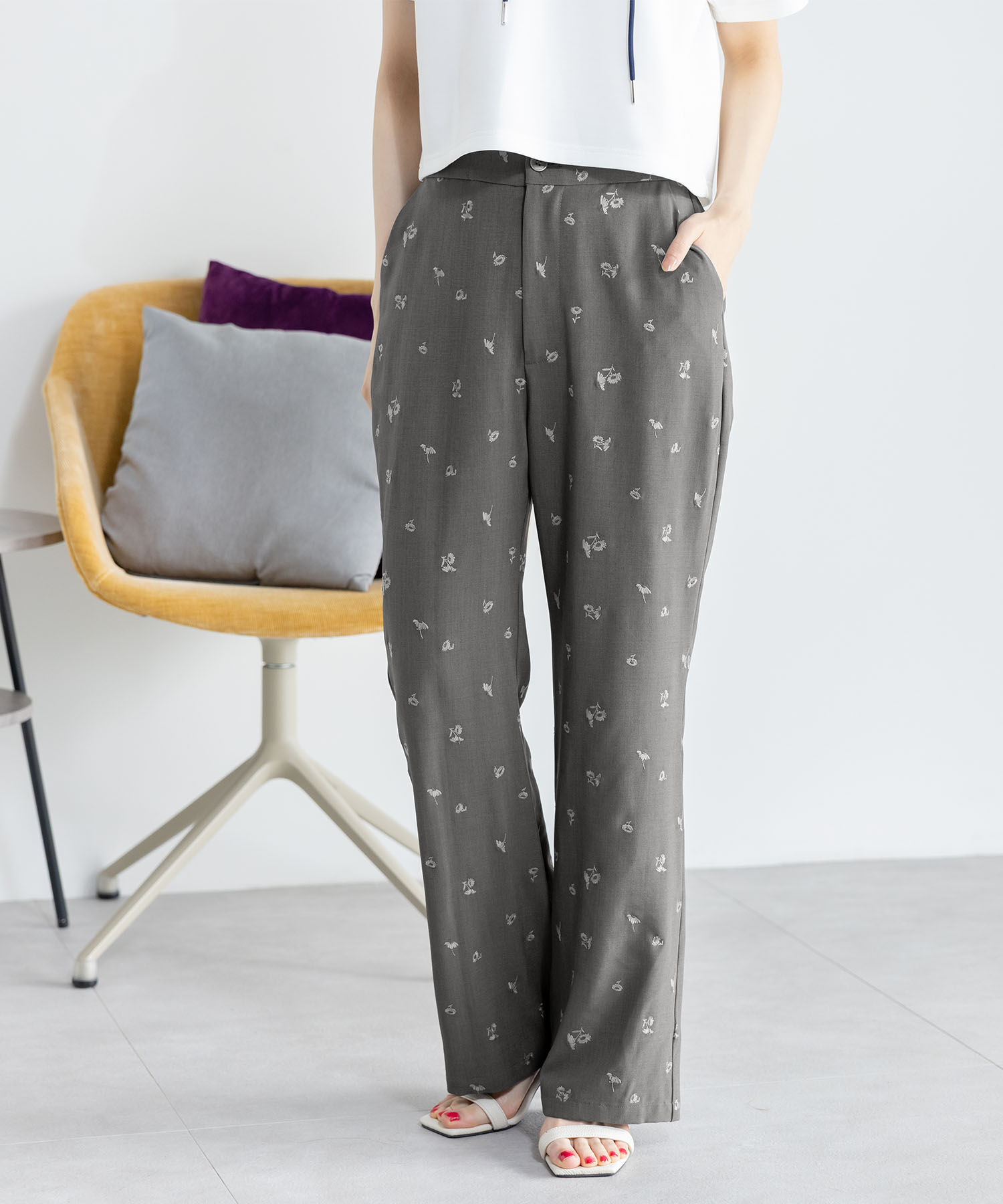 MARY QUANT「総柄リアルデイジー刺繍 パンツ」|チノ|グレー