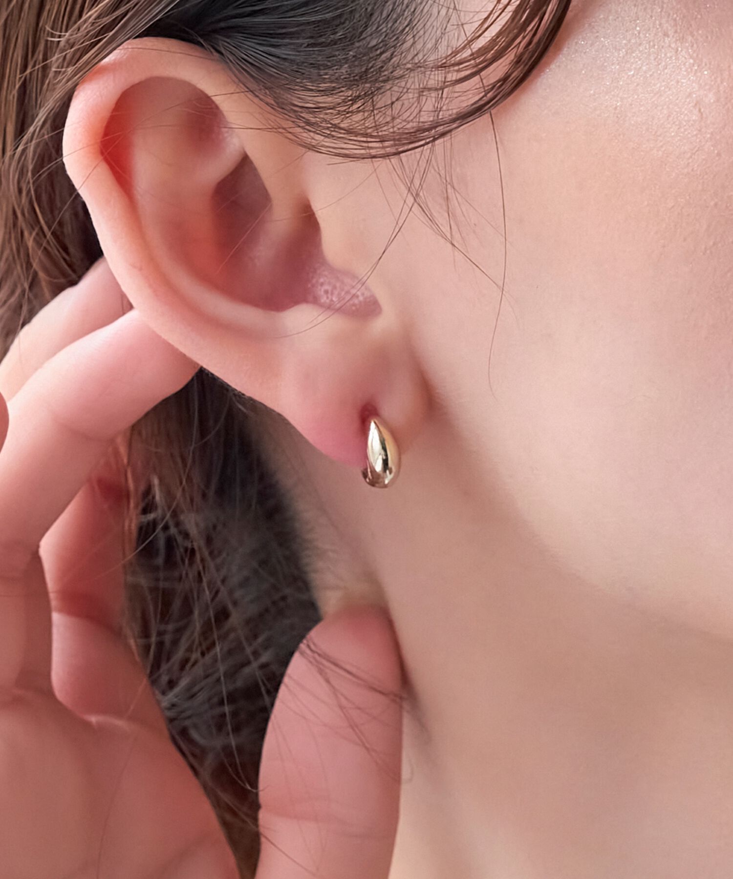 Phoebe「【金属アレルギー対応】ぷっくりフープセラミックピアス　ゴールド」|ピアス|