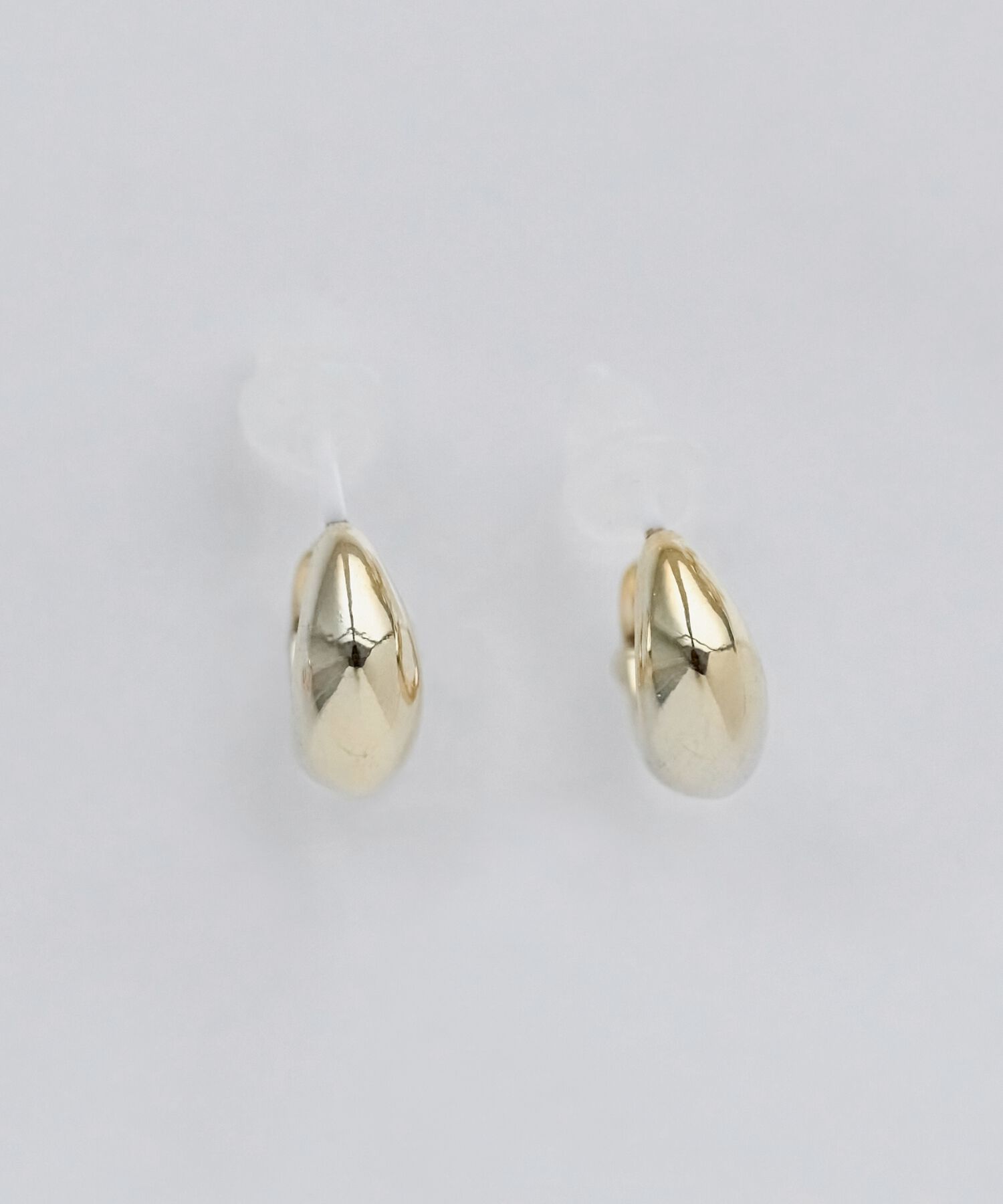 Phoebe「【金属アレルギー対応】ぷっくりフープセラミックピアス　ゴールド」|ピアス|