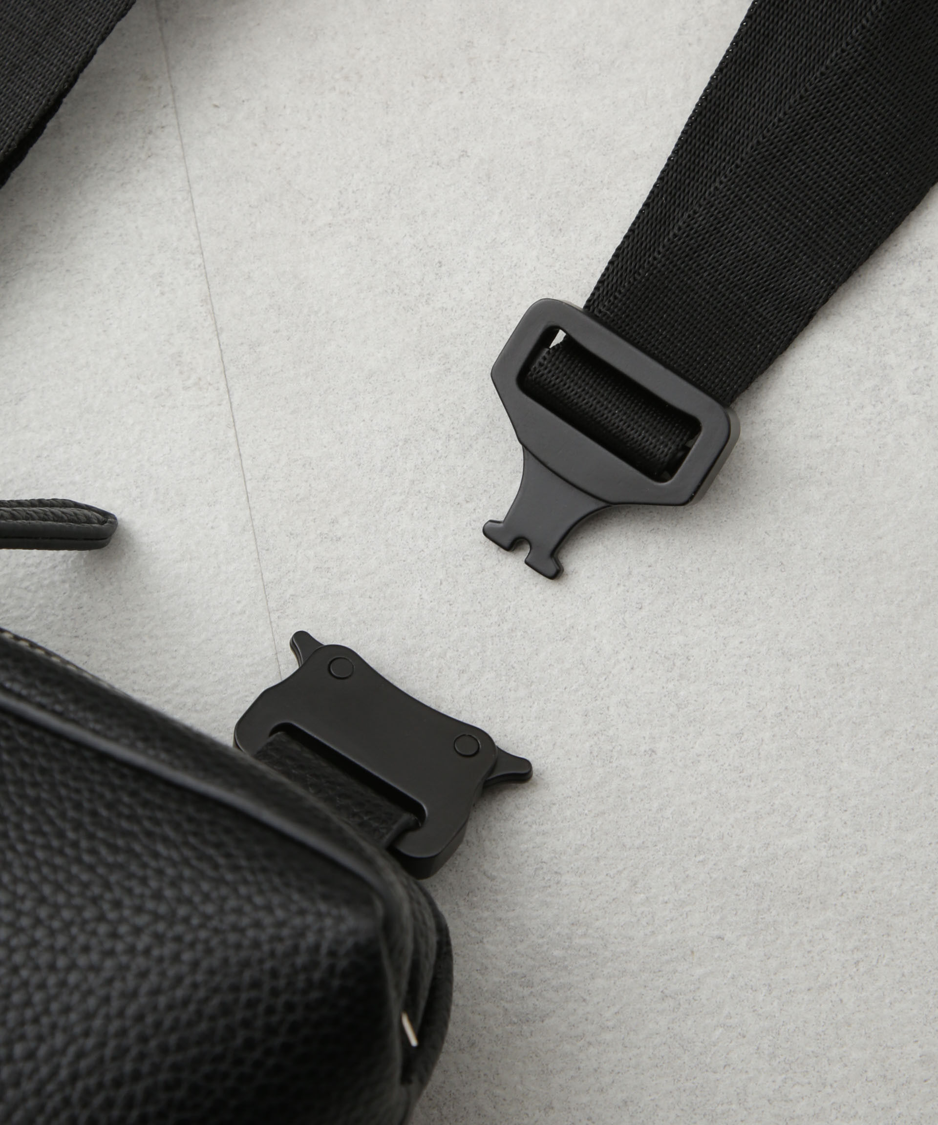 nano･universe「フェイクレザーボディーバッグ」|ショルダー・メッセンジャー|