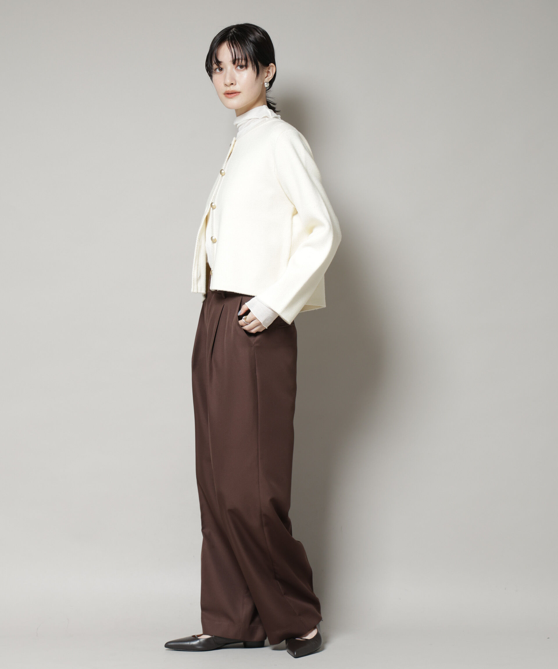 nano･universe「サイドタブセンタープレスセミワイドパンツ」|チノ|