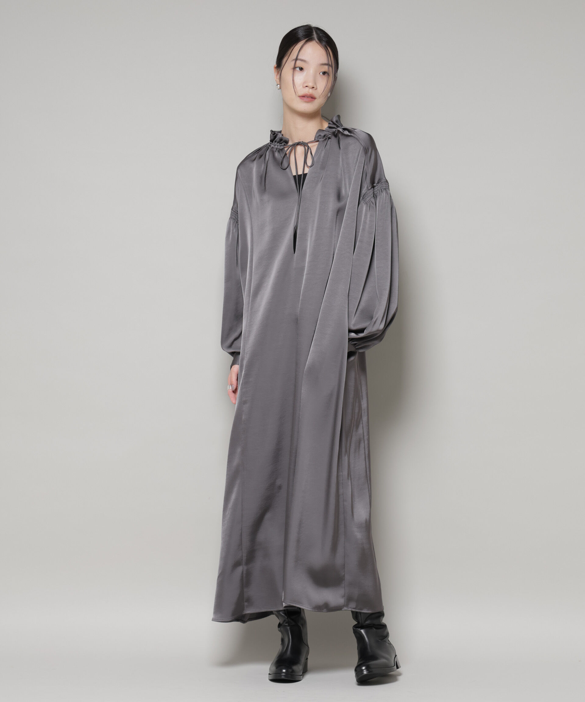 nano･universe「シャーリングギャザースリーブサテンマキシワンピース」|ワンピース|グレー