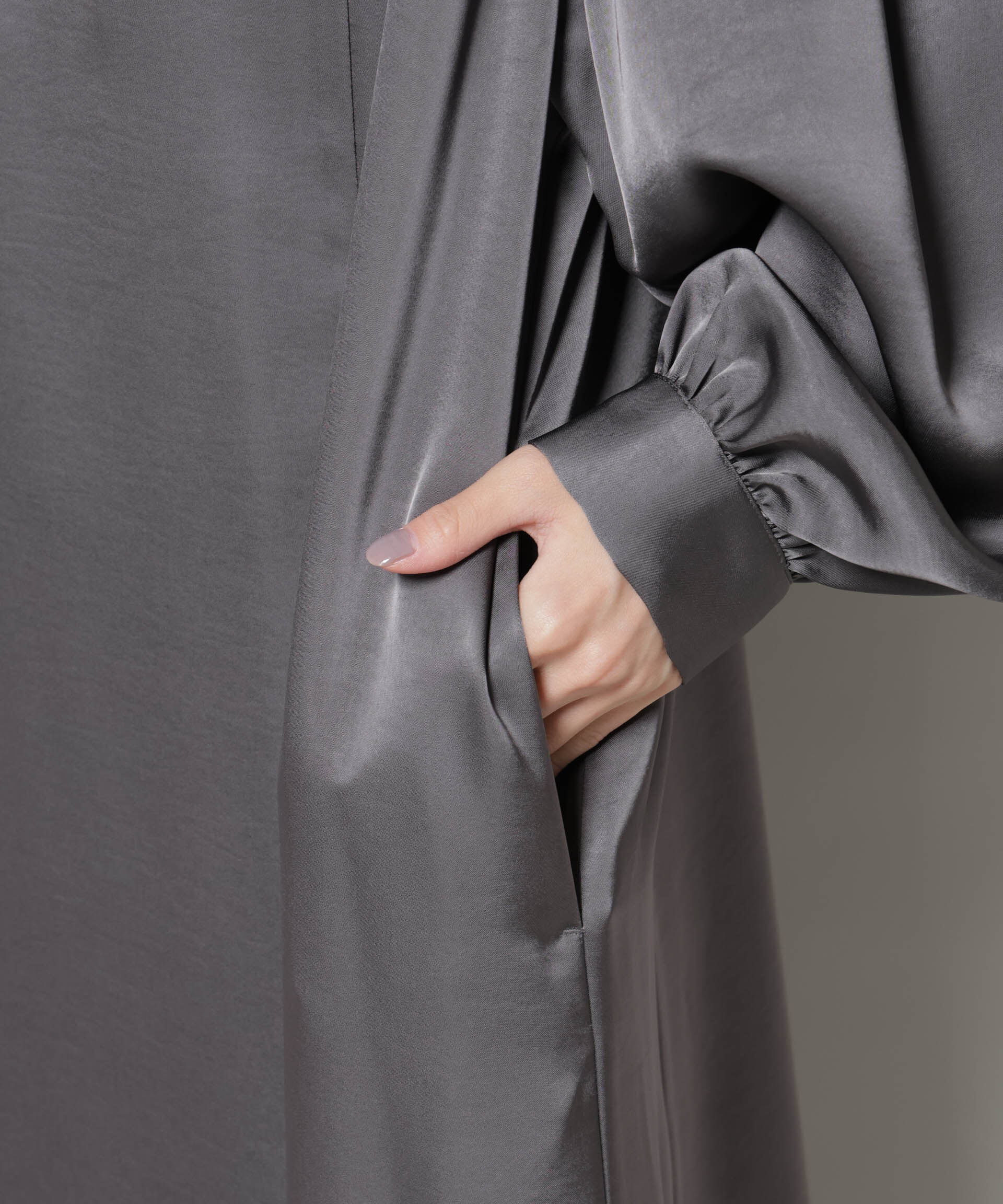 nano･universe「シャーリングギャザースリーブサテンマキシワンピース」|ワンピース|