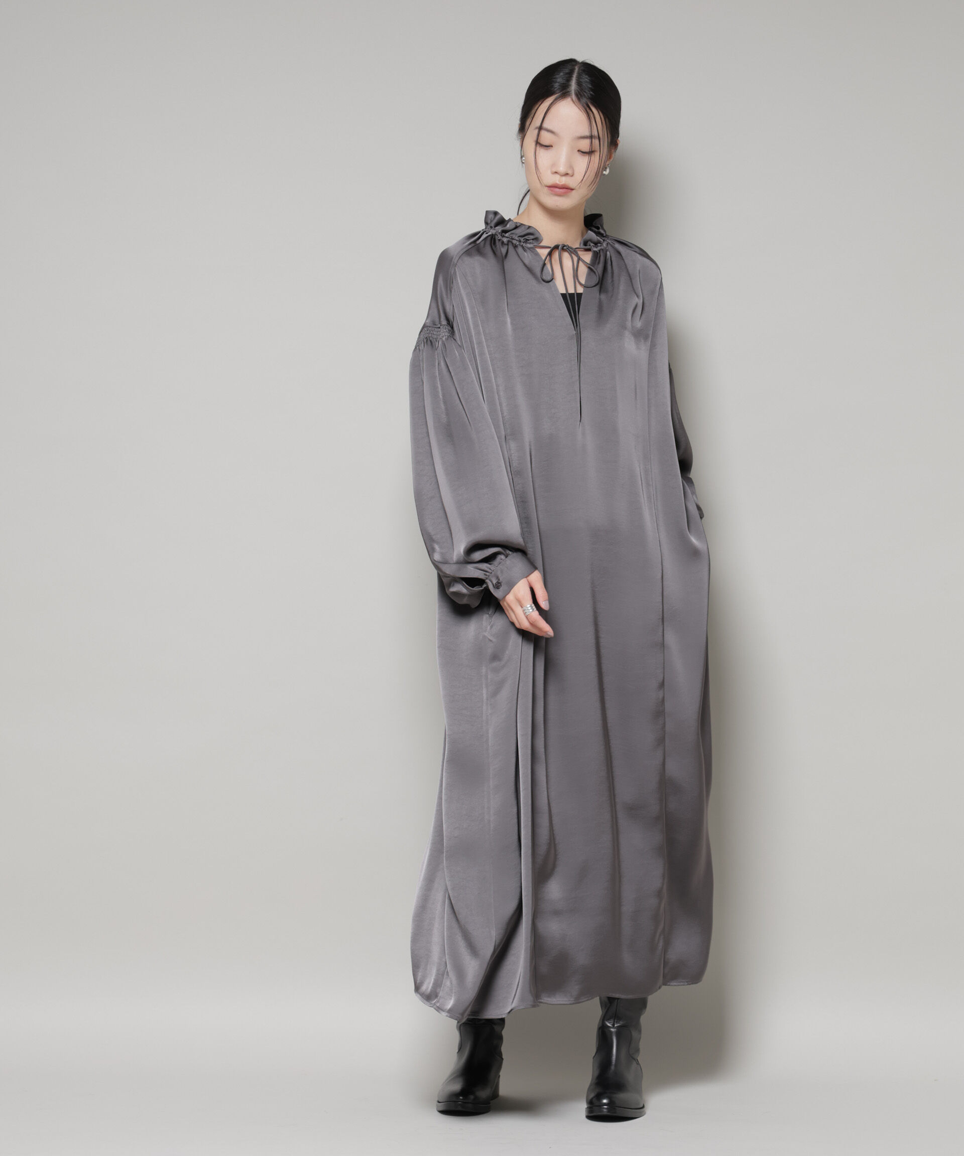 nano･universe「シャーリングギャザースリーブサテンマキシワンピース」|ワンピース|