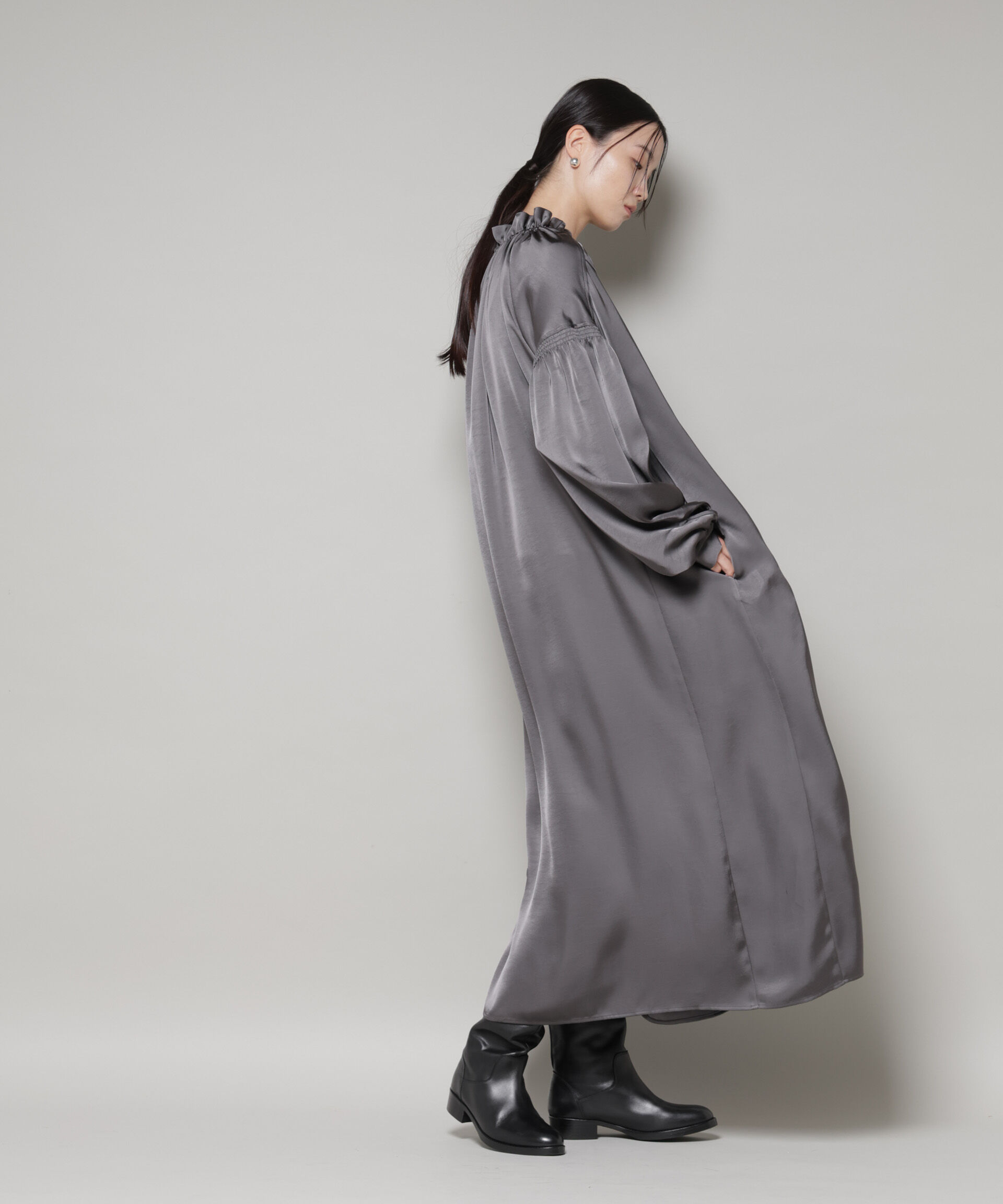 nano･universe「シャーリングギャザースリーブサテンマキシワンピース」|ワンピース|