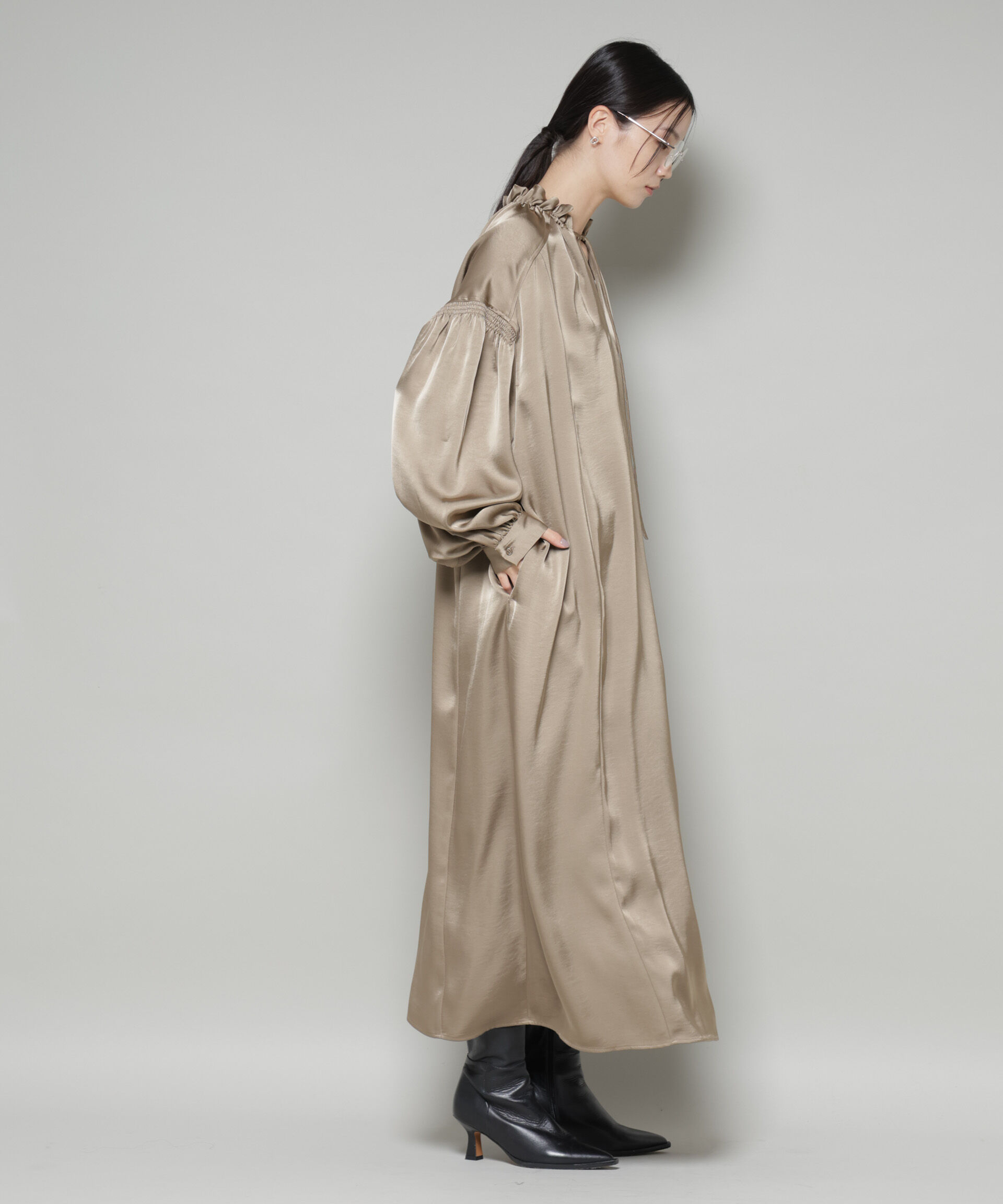 nano･universe「シャーリングギャザースリーブサテンマキシワンピース」|ワンピース|