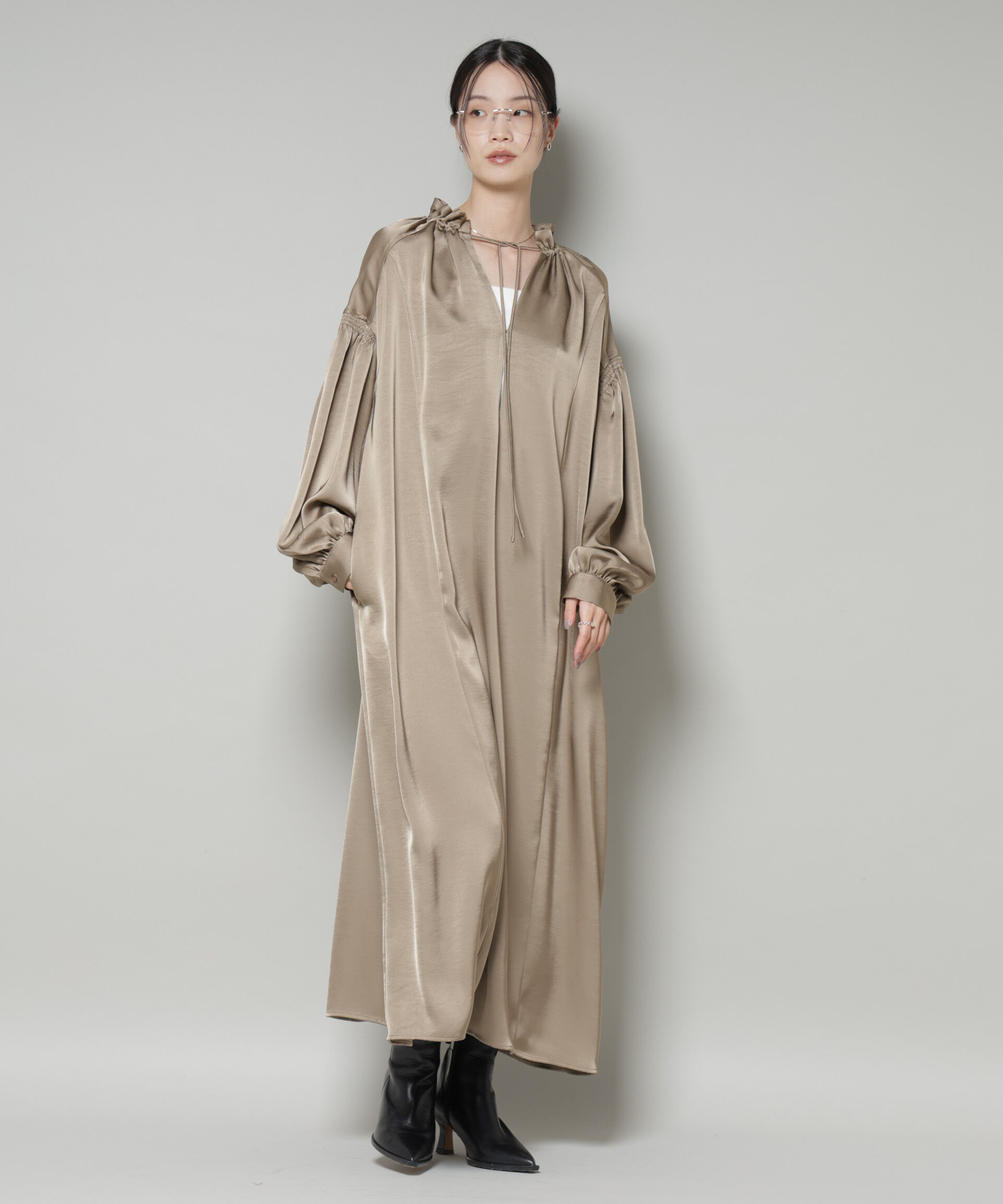 nano･universe「シャーリングギャザースリーブサテンマキシワンピース」|ワンピース|